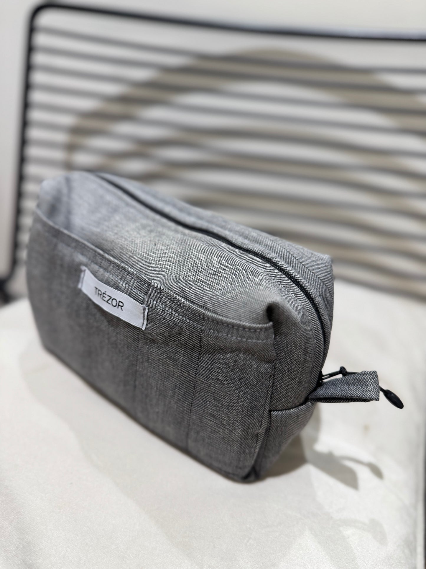 Trousse upcyclée grise