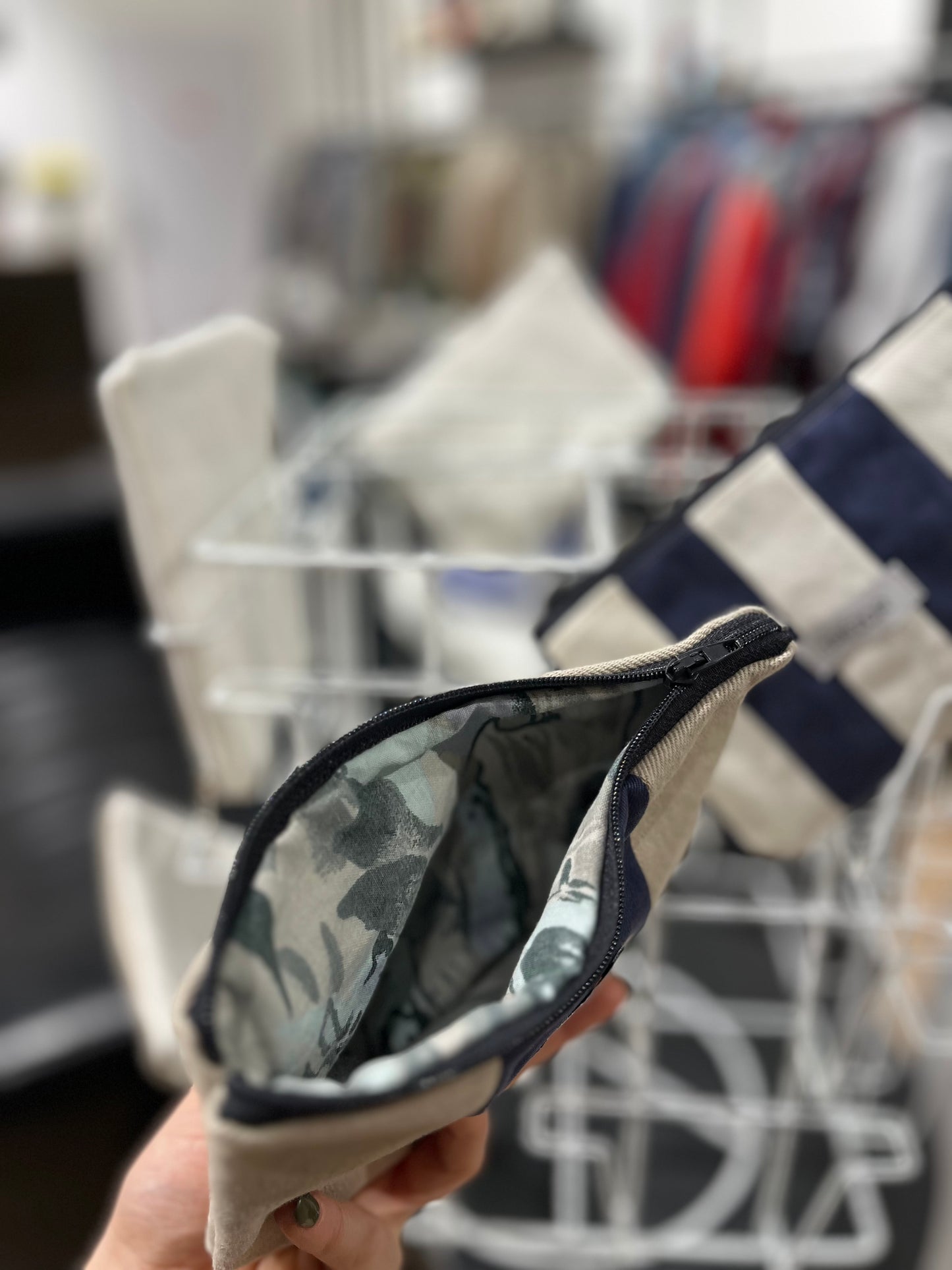 Pochette en patchwork de jean upcyclé Trézor