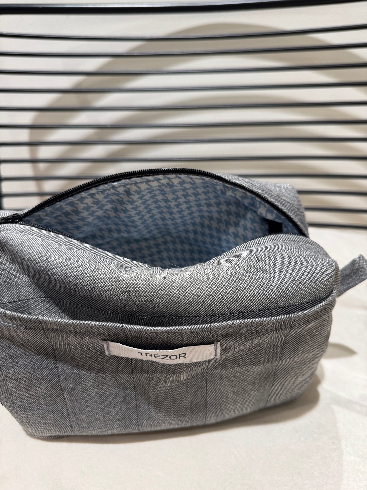 Trousse upcyclée grise