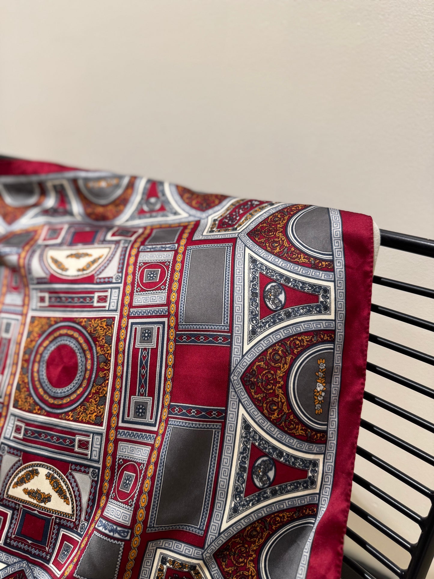 Petit foulard à motifs