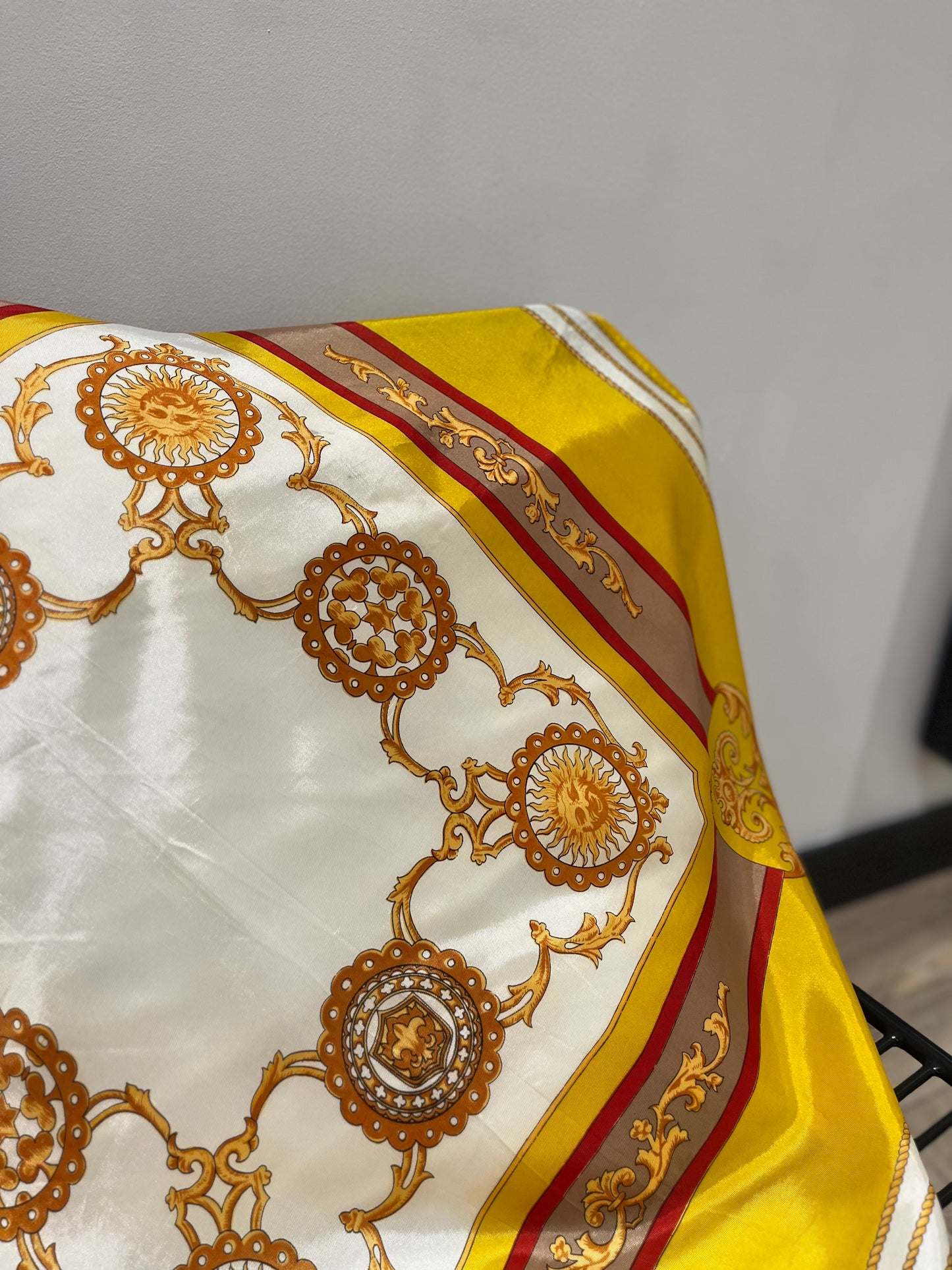 Foulard satiné à motifs