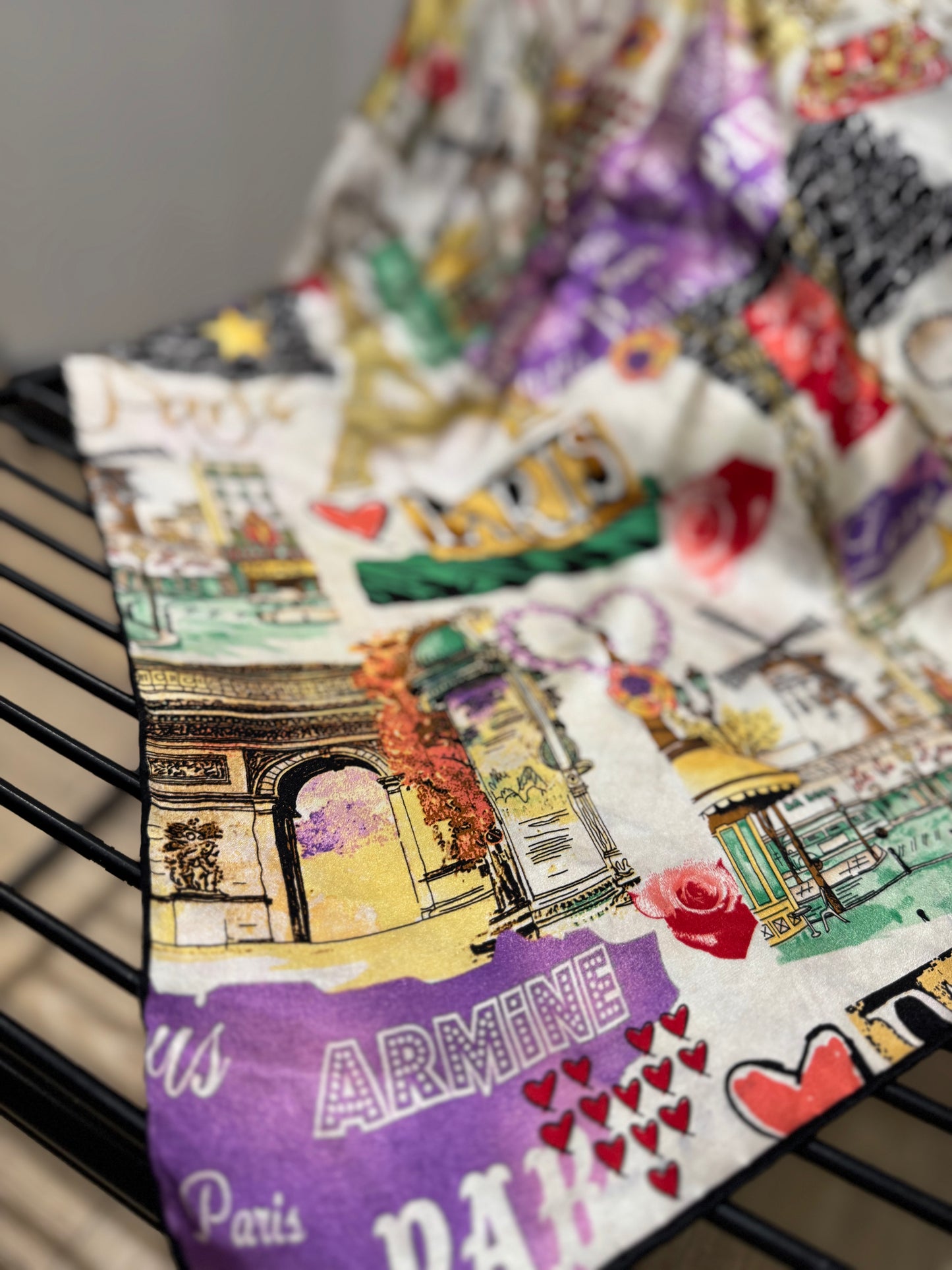 Grand foulard en soie à motifs
