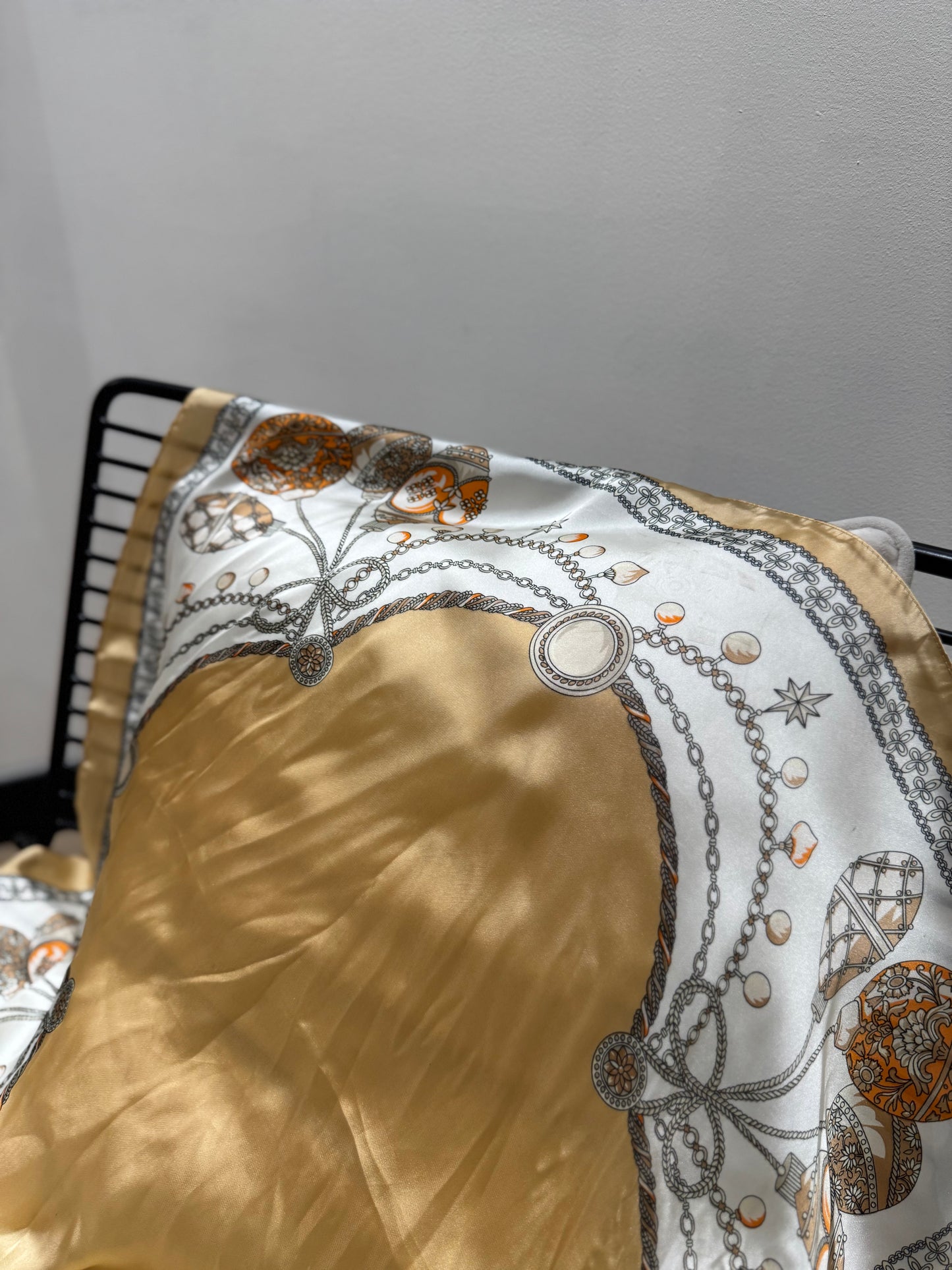 Petit foulard à motifs