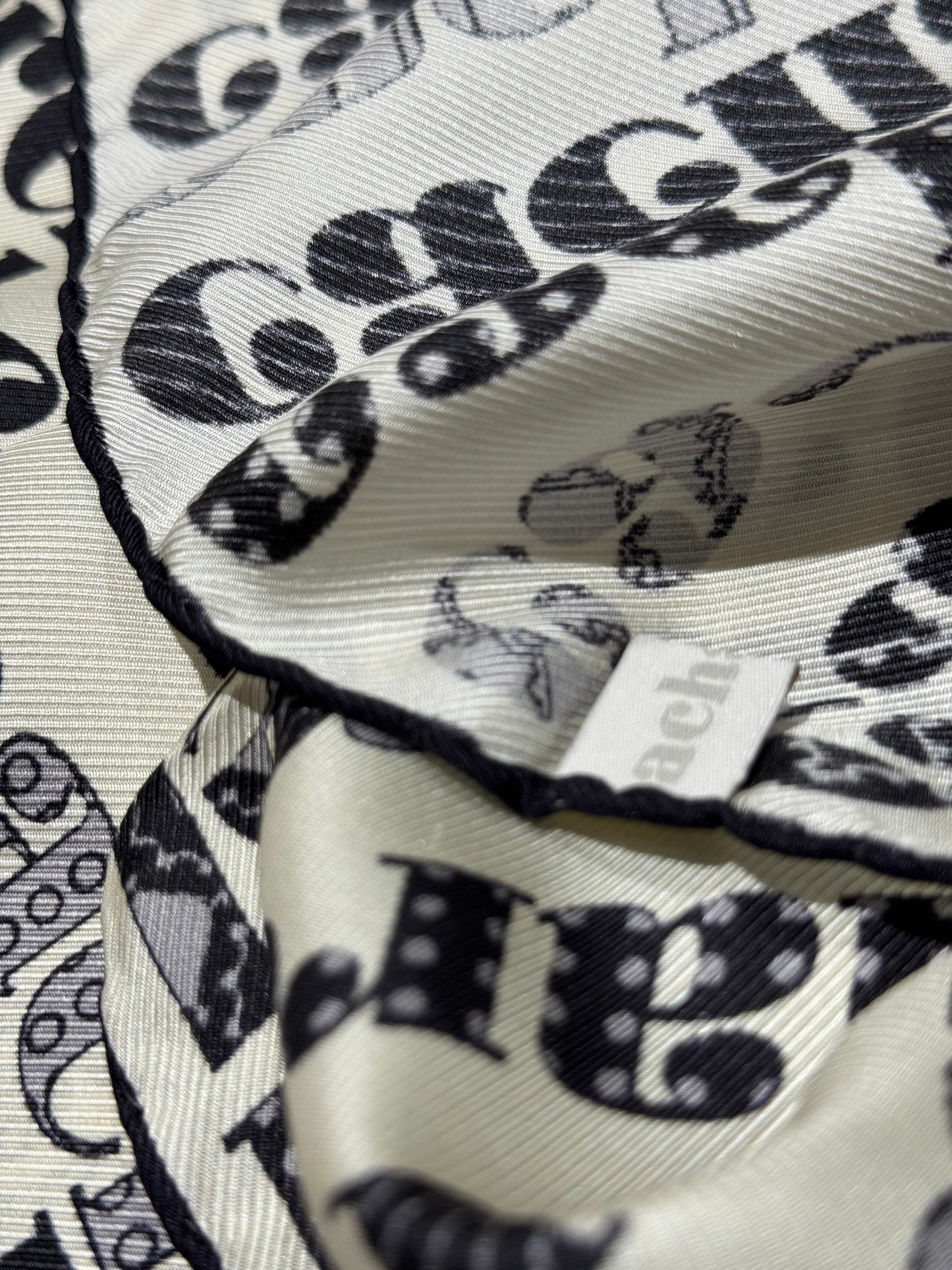 Foulard Cacharel en soie