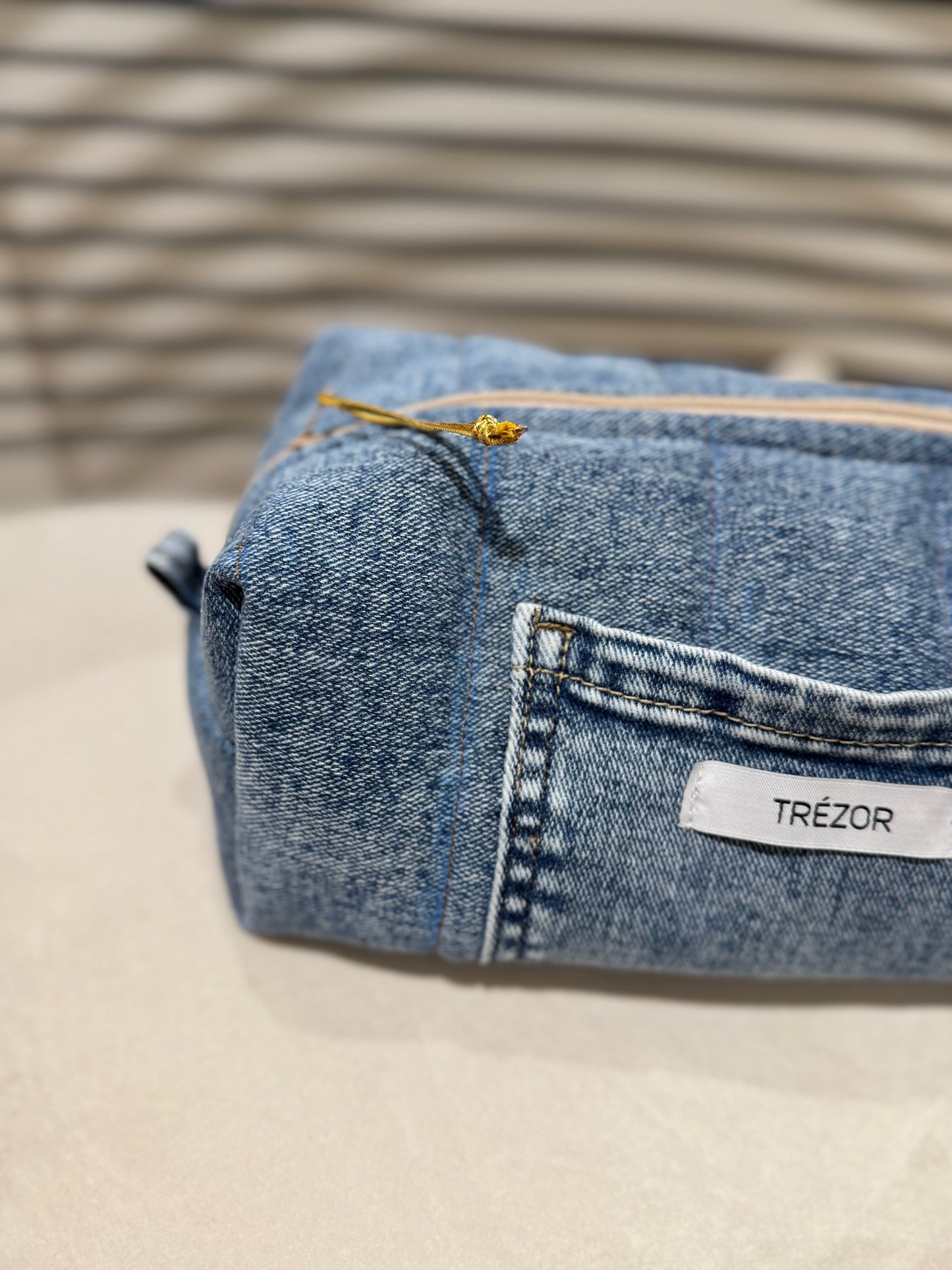 Pochette en jean upcyclé faite main