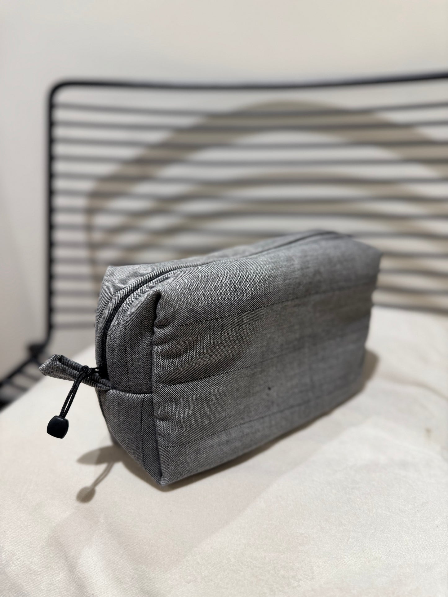 Trousse upcyclée grise