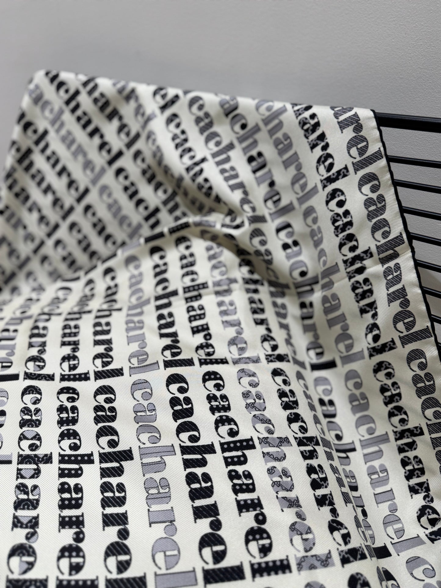 Foulard Cacharel en soie