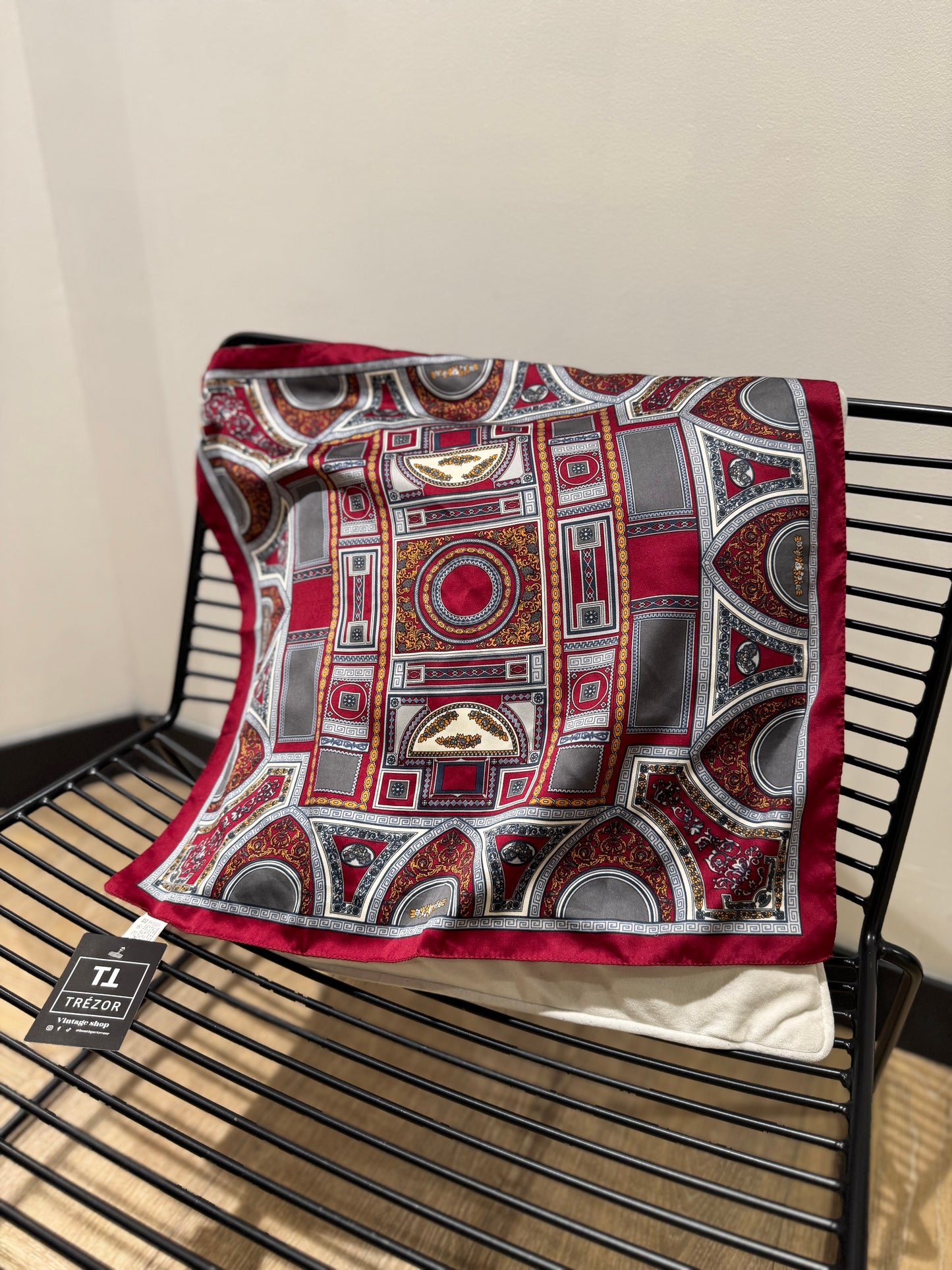 Petit foulard à motifs