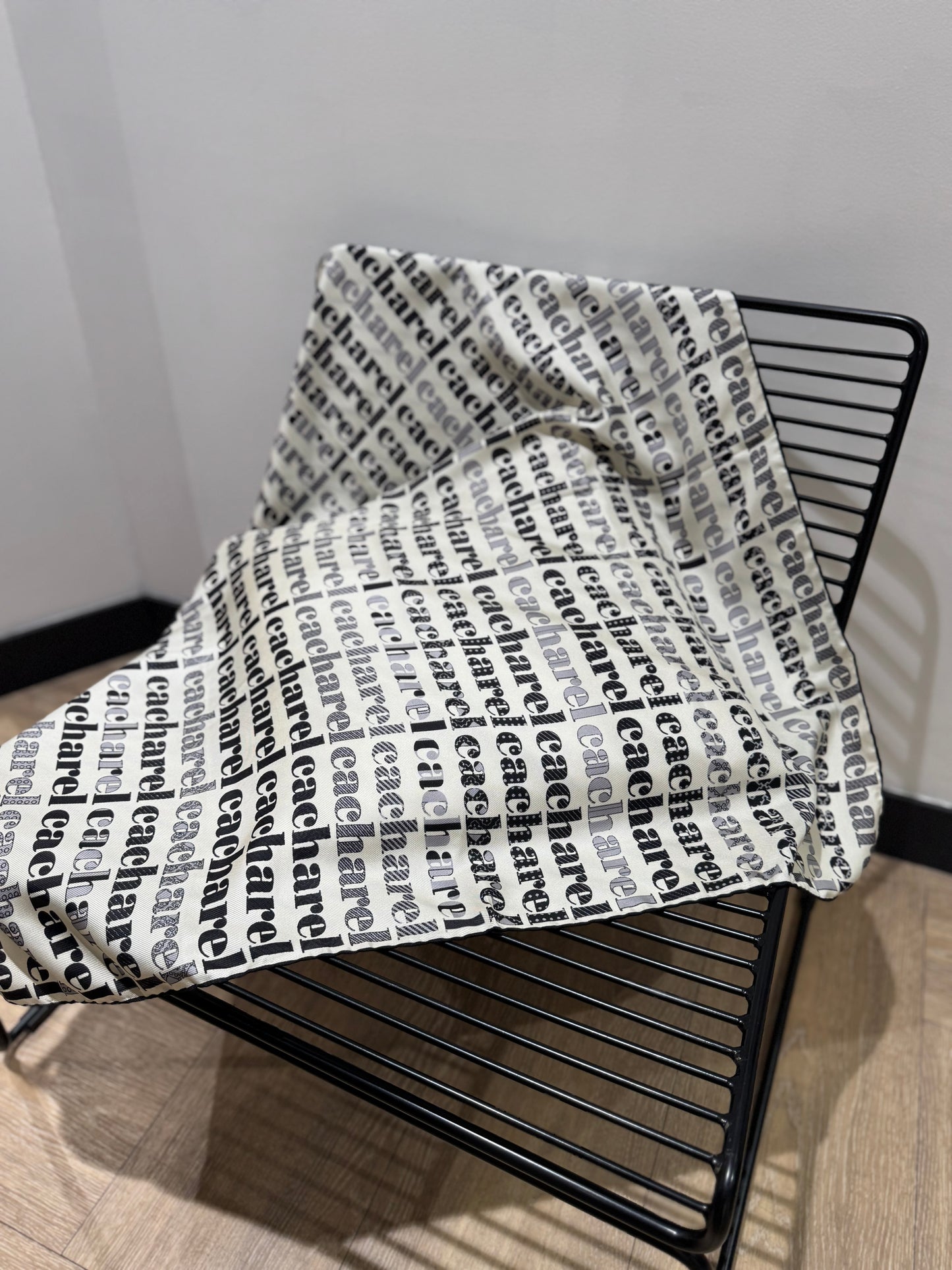 Foulard Cacharel en soie