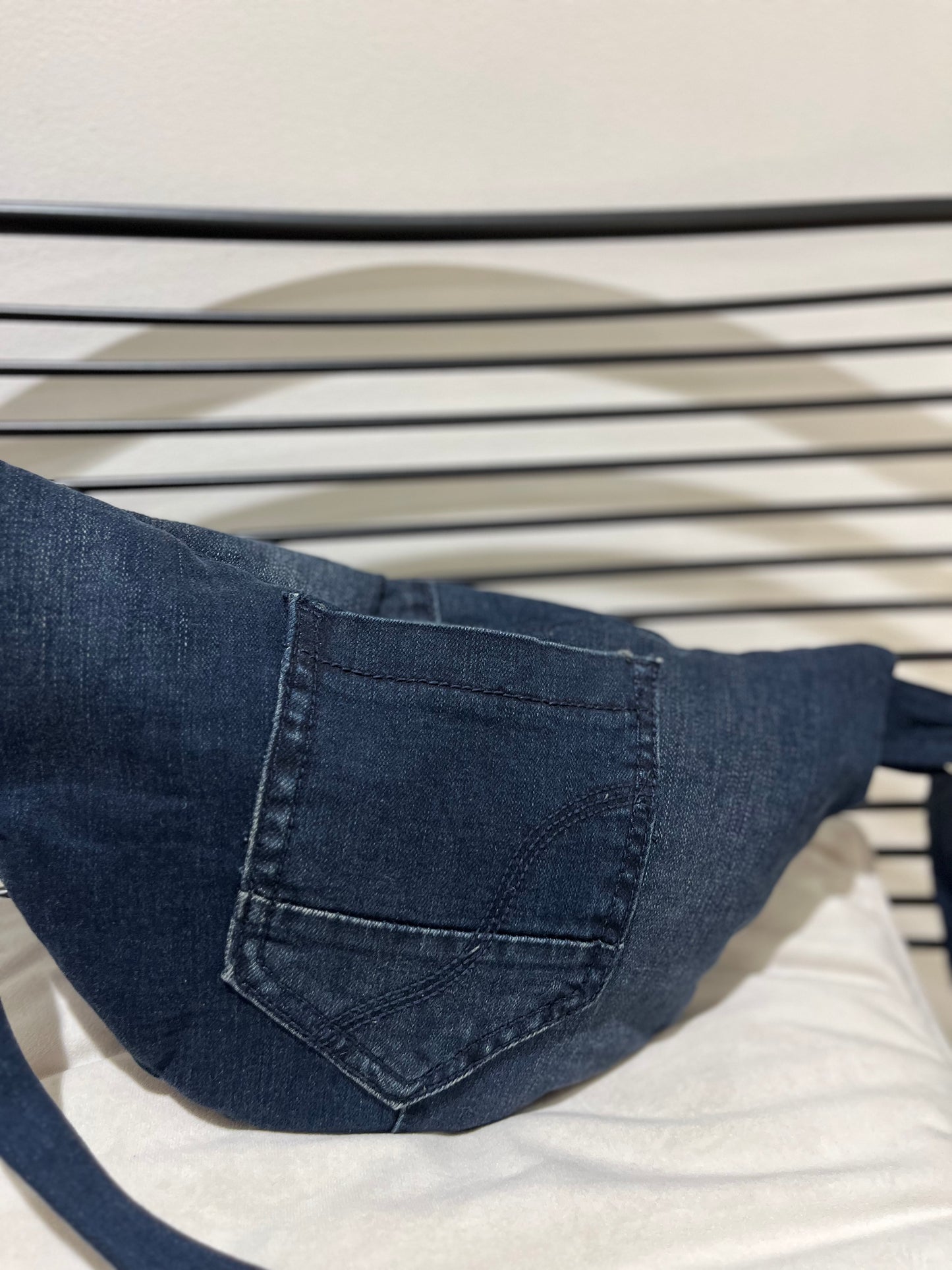 Sac banane Trézor en jean upcycle