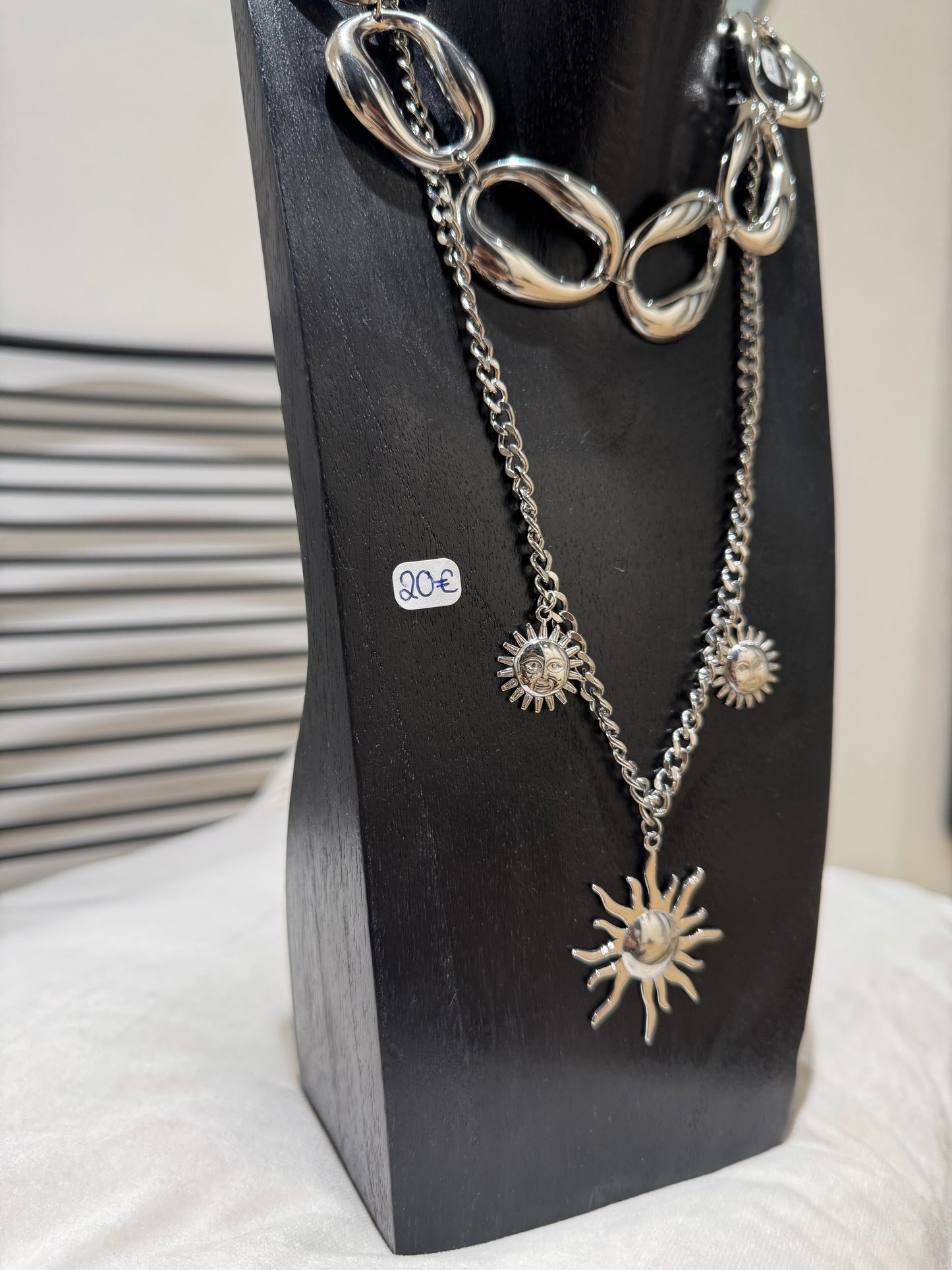 Collier argenté à breloques