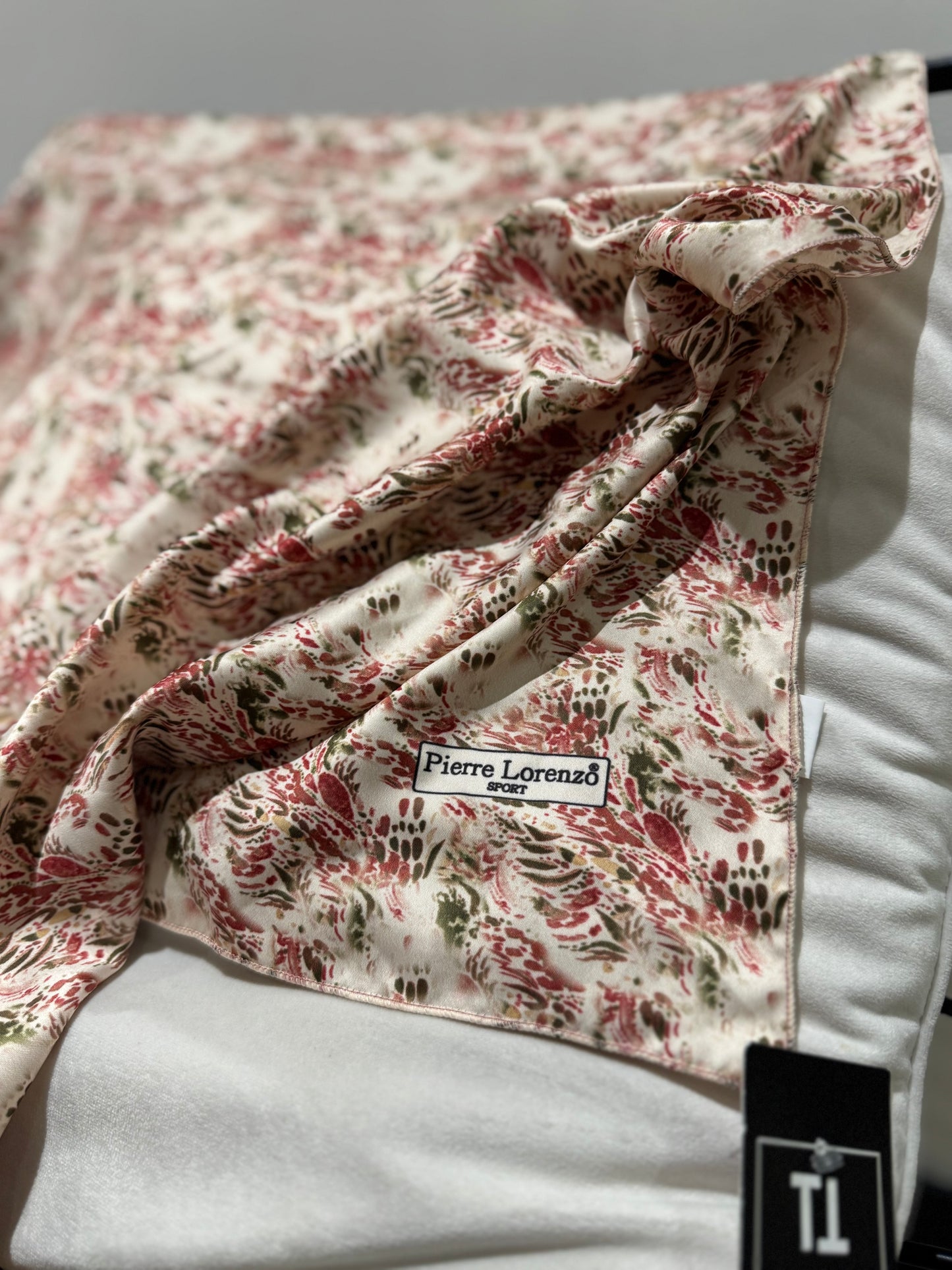Foulard à motifs aspect soie
