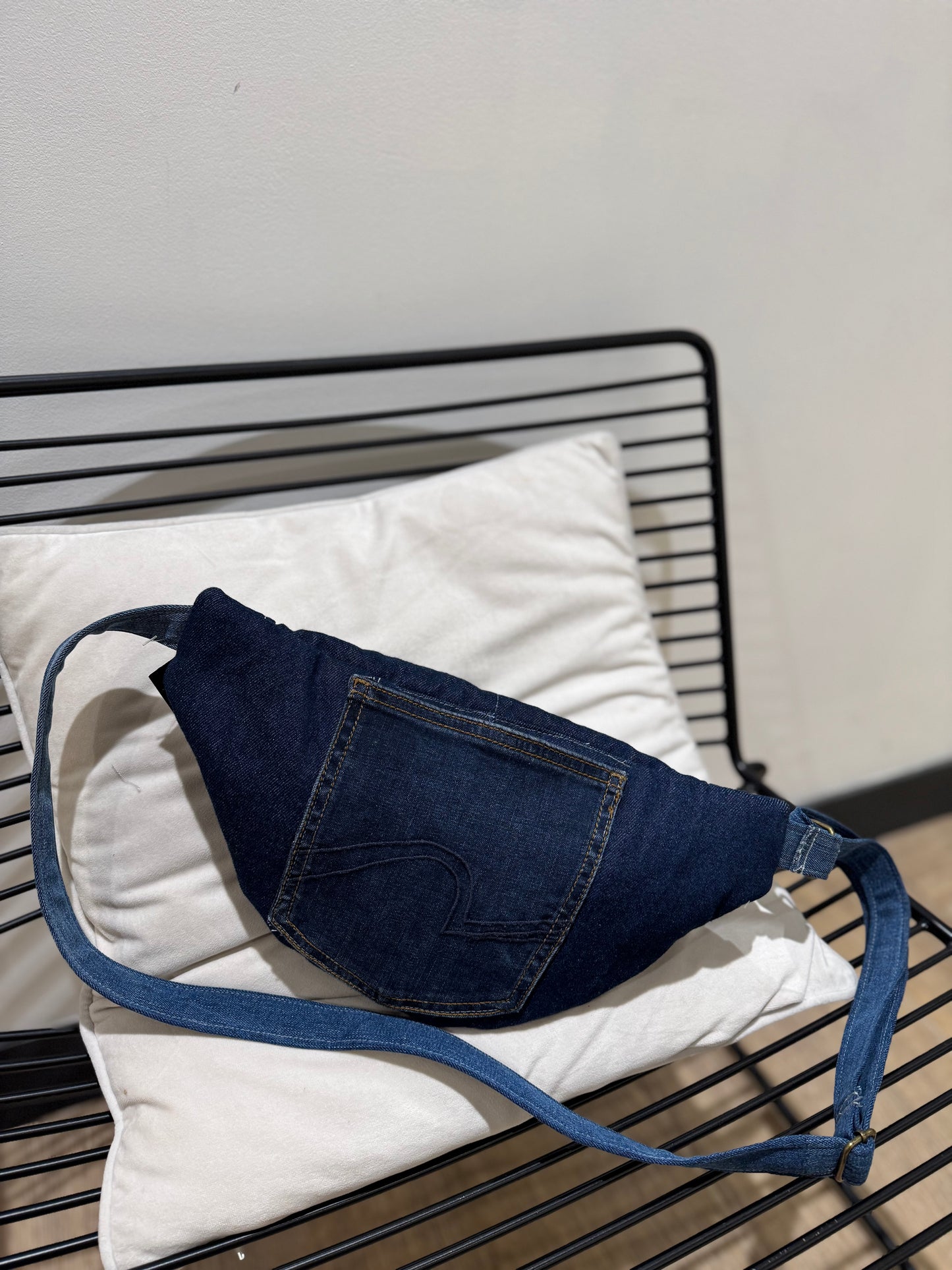Sac banane en jean upcyclé