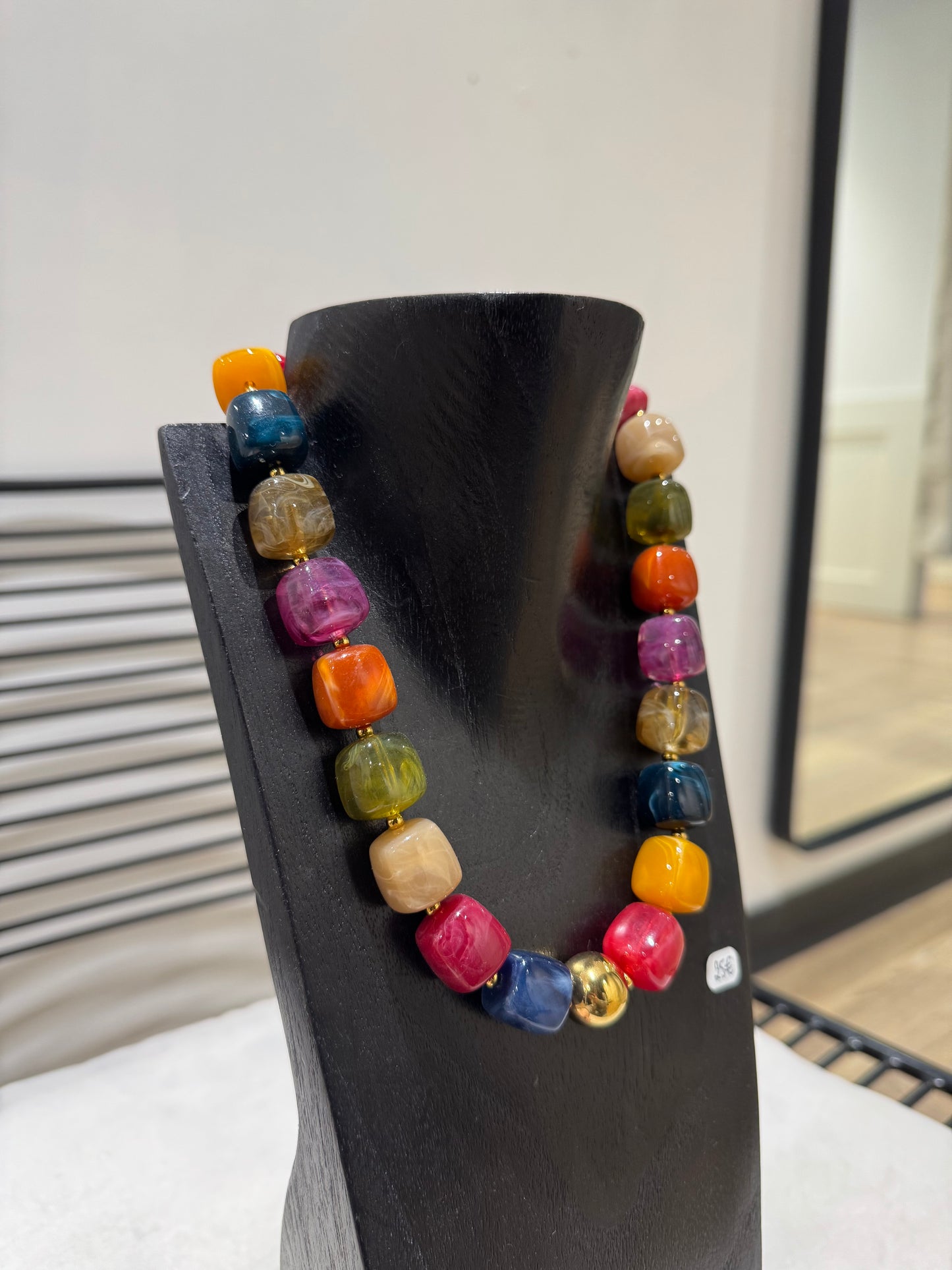 Collier à perles colorées