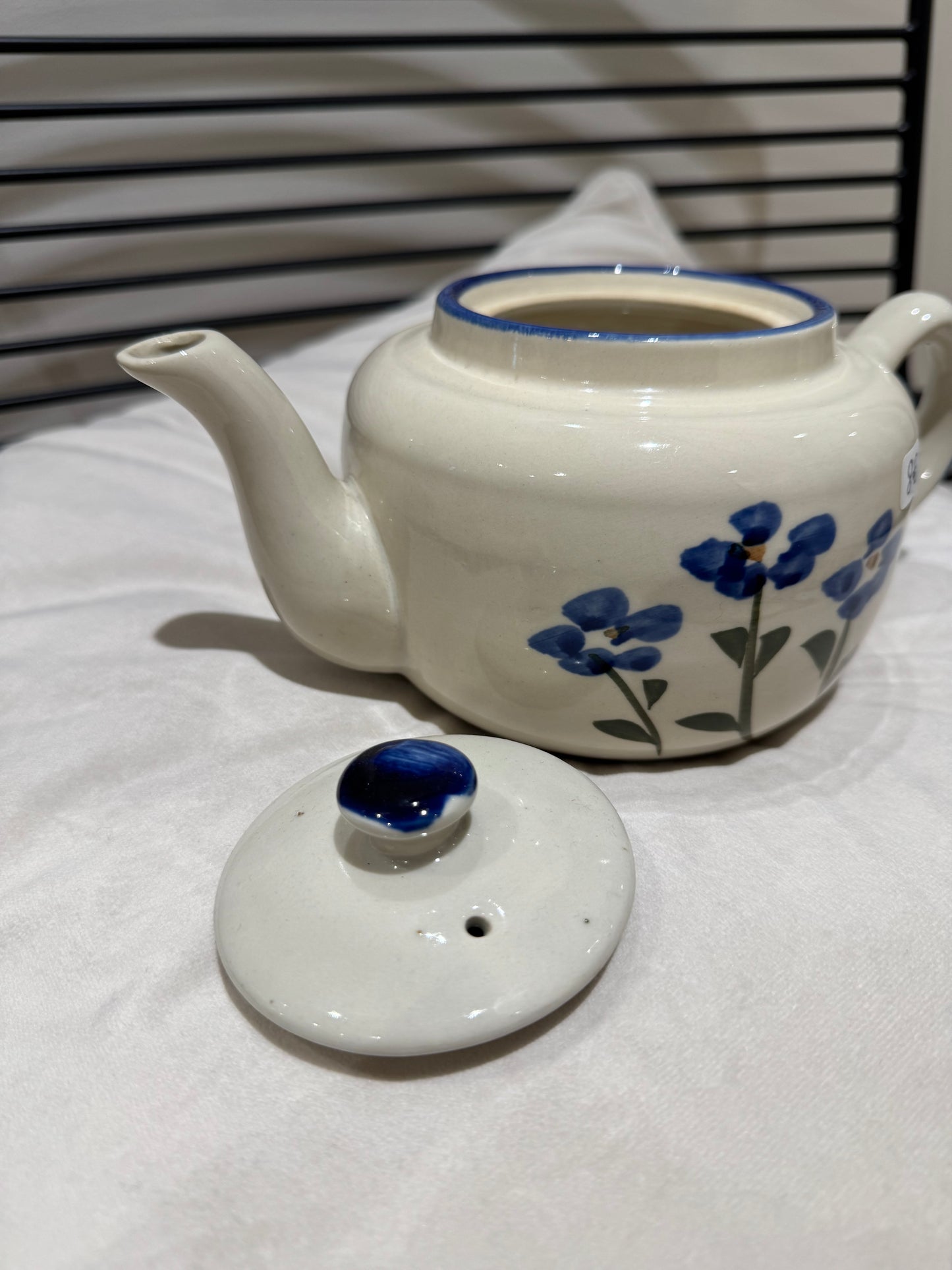 Théière vintage à fleurs