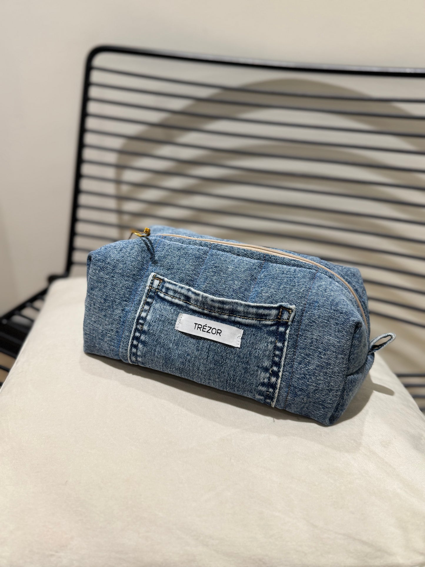 Pochette en jean upcyclé faite main