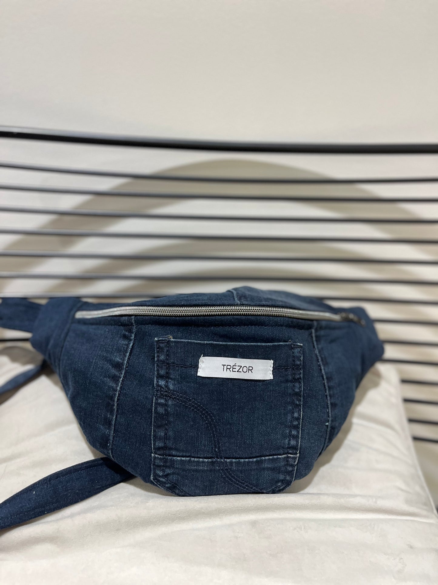 Sac banane Trézor en jean upcycle