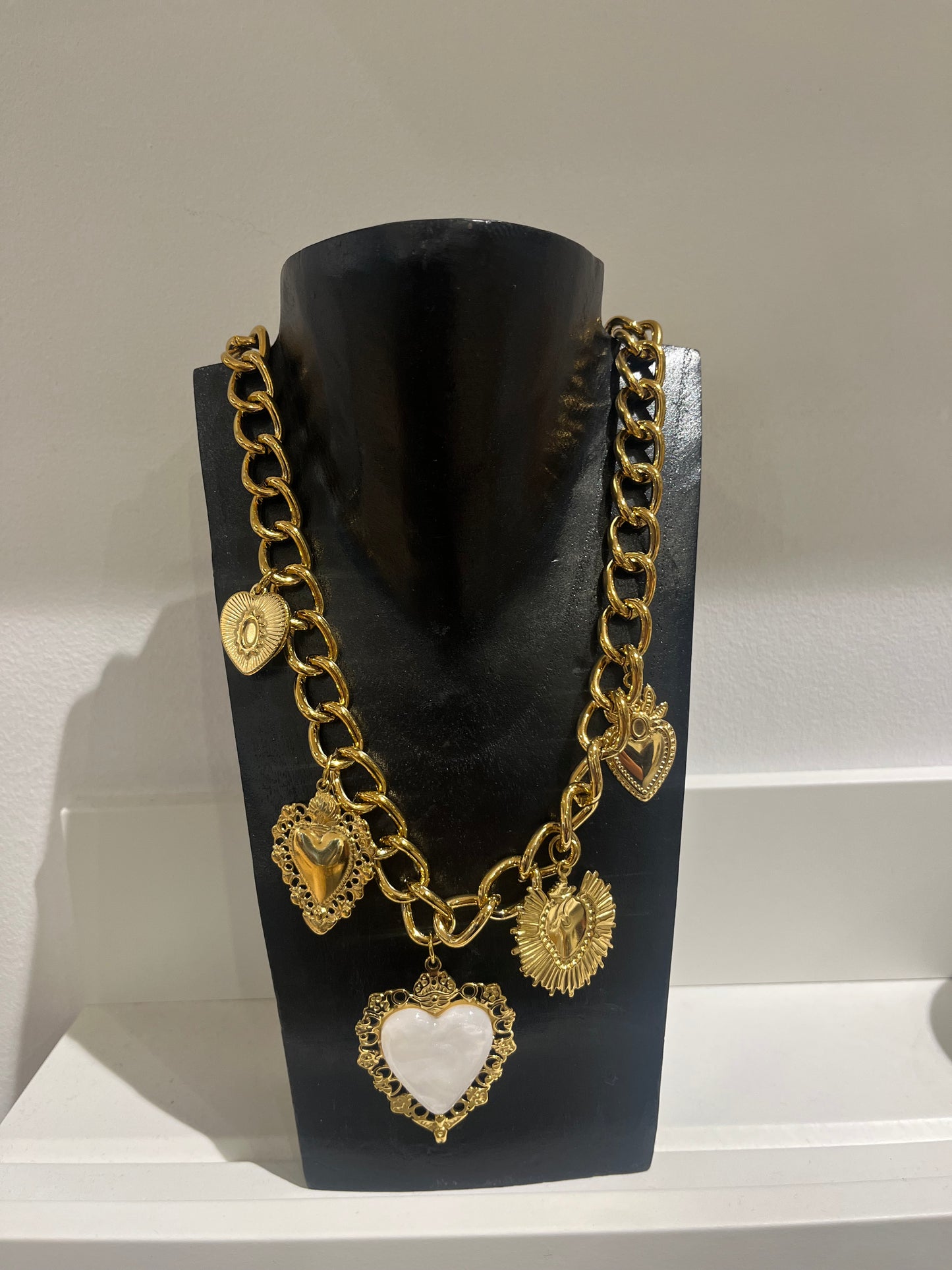 Collier breloques coeur blanc