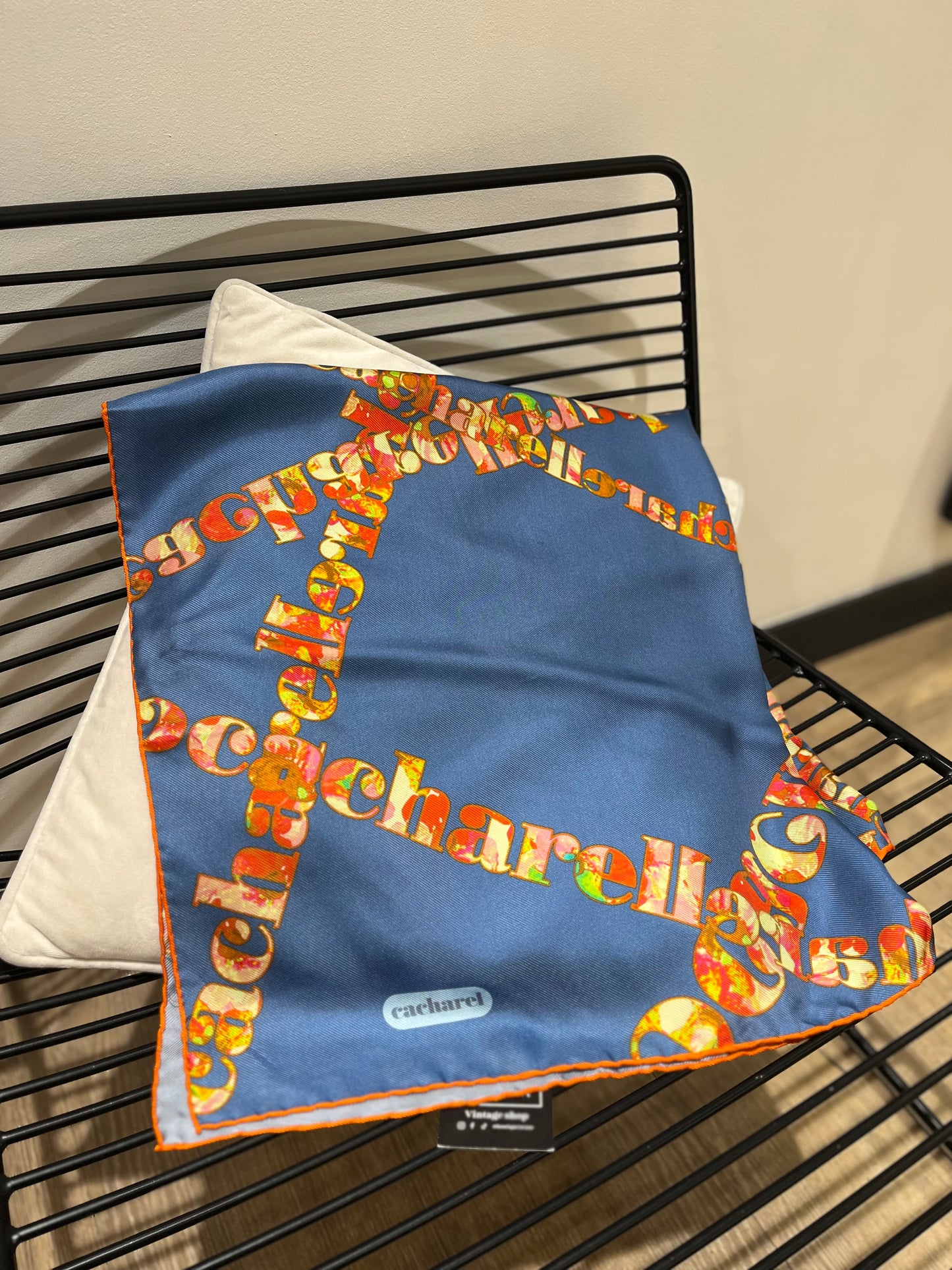 Foulard Cacharel en soie
