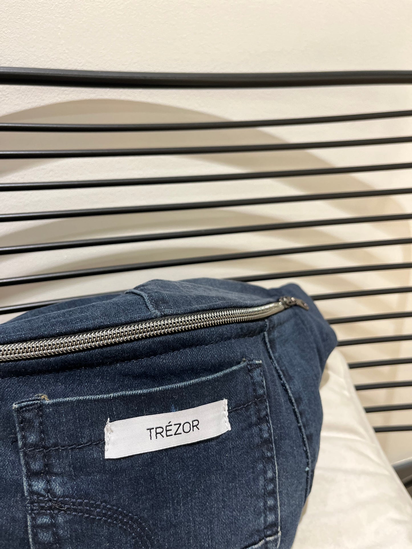 Sac banane Trézor en jean upcycle