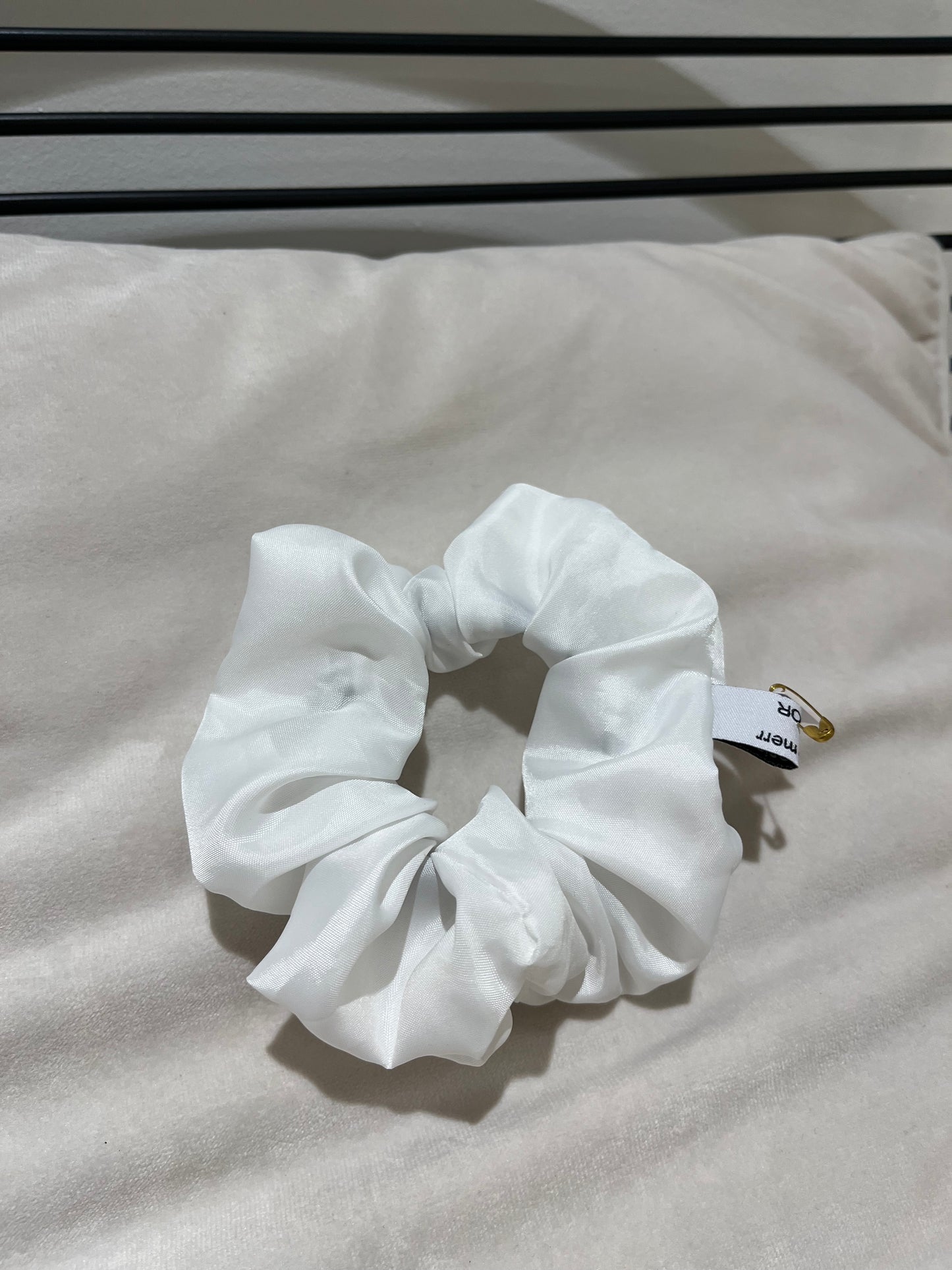 Chouchou blanc satiné upcyclé