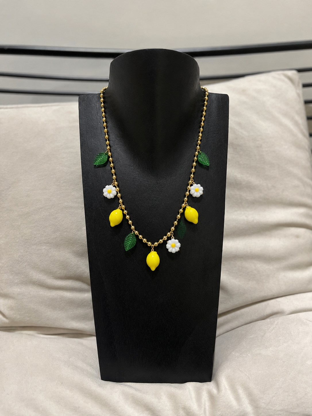 Collier à breloques citrons et feuilles