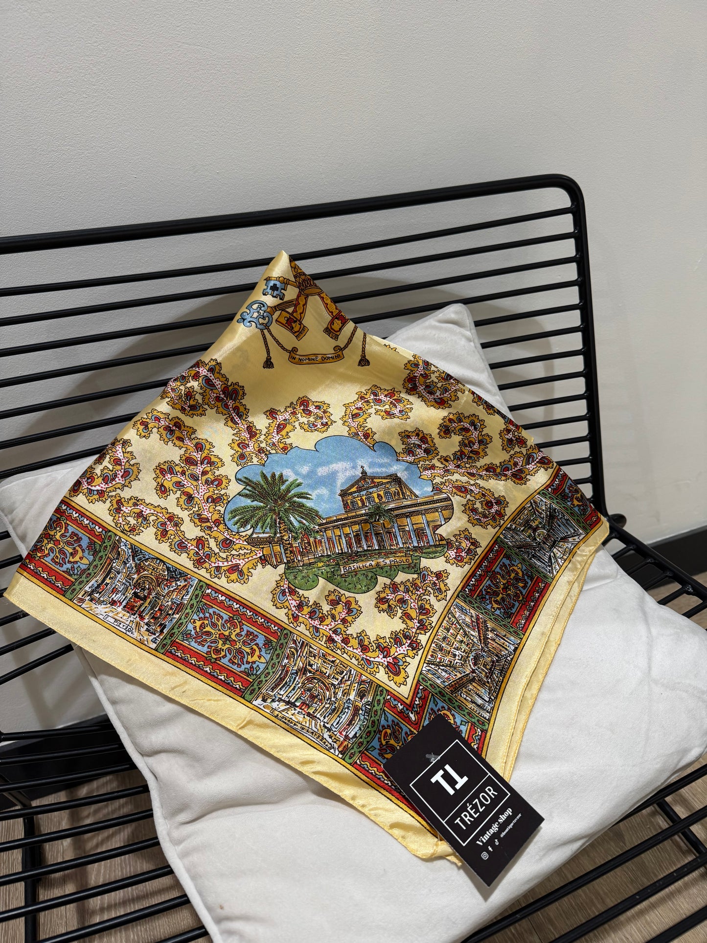 Carré satiné à motifs