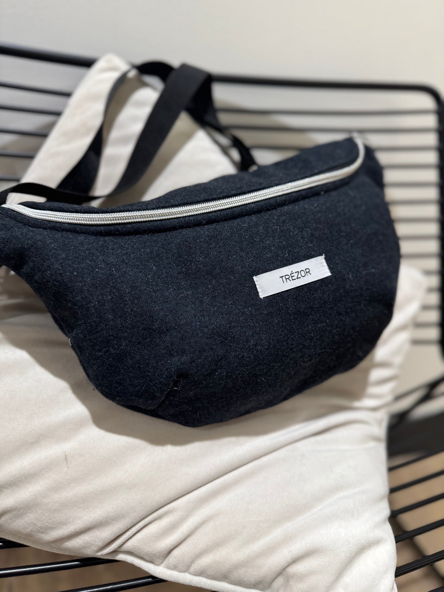 Sac banane upcyclé fait main grand format en laine