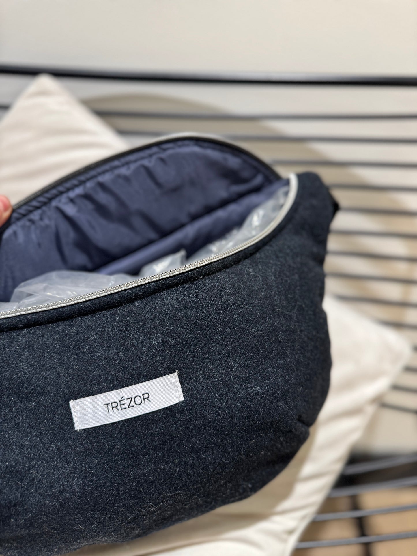 Sac banane upcyclé fait main grand format en laine