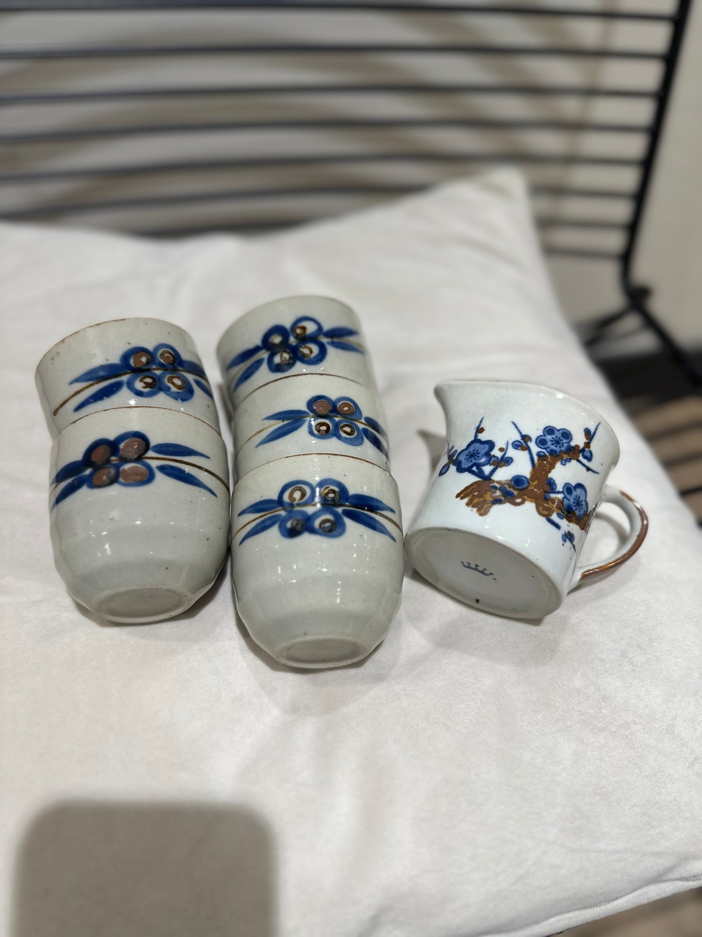 Ensemble tasses et pot à lait vintage