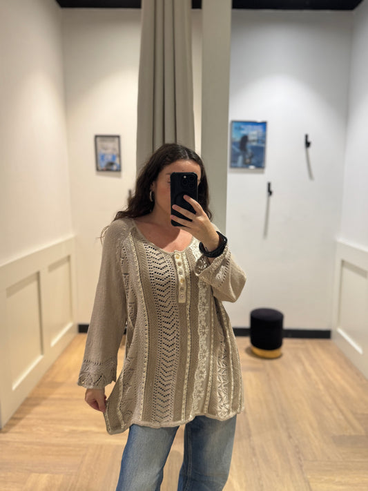 Pull en maille et broderies XXL