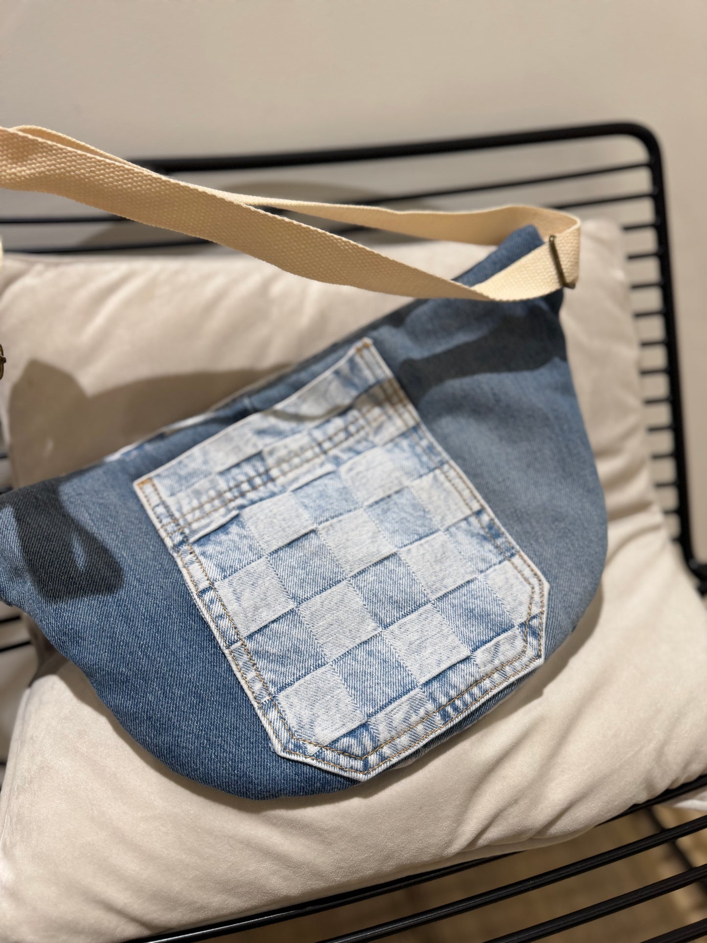 Sac banane en jean upcyclé grand format