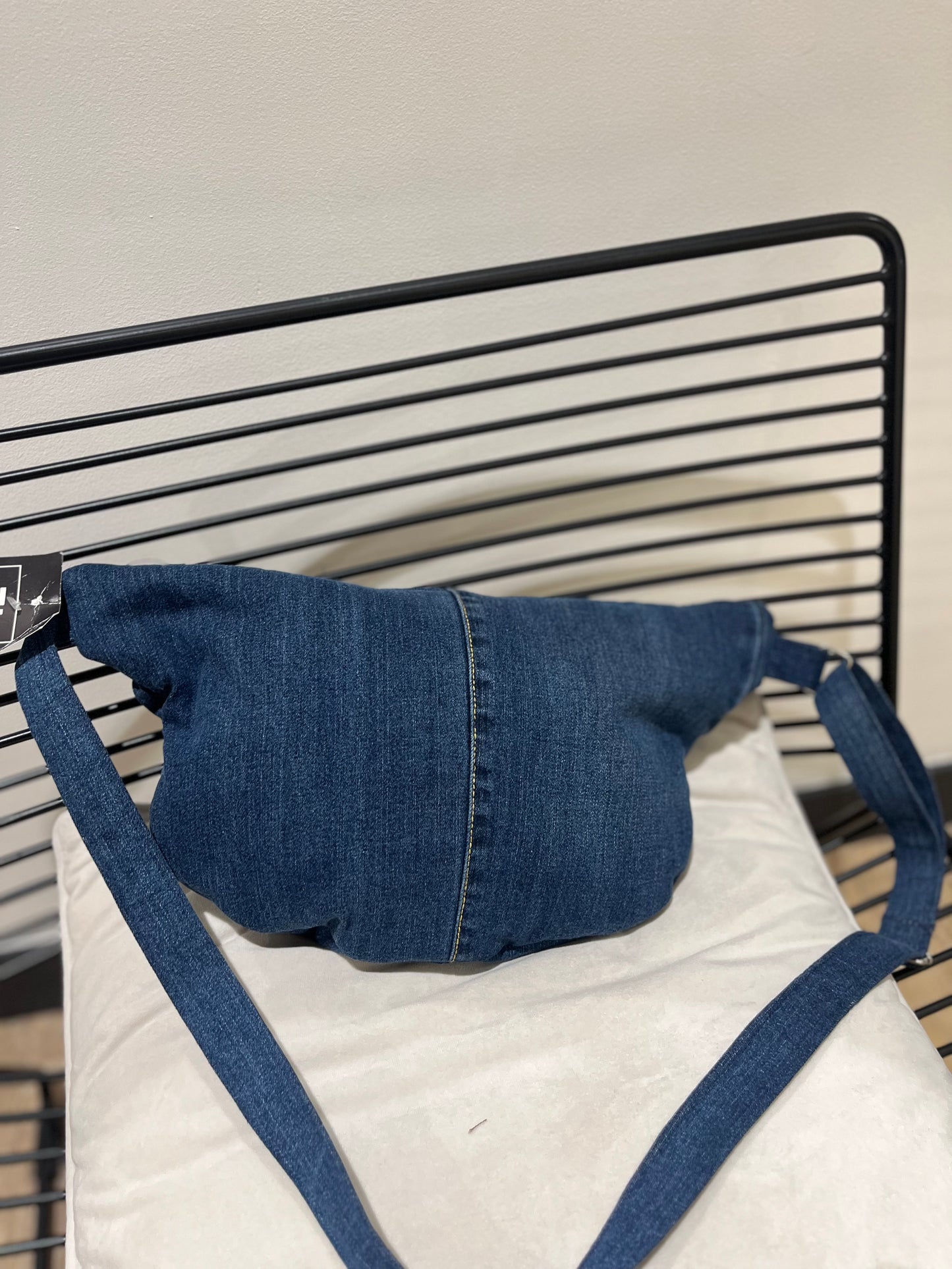 Sac banane fait main en jean brut