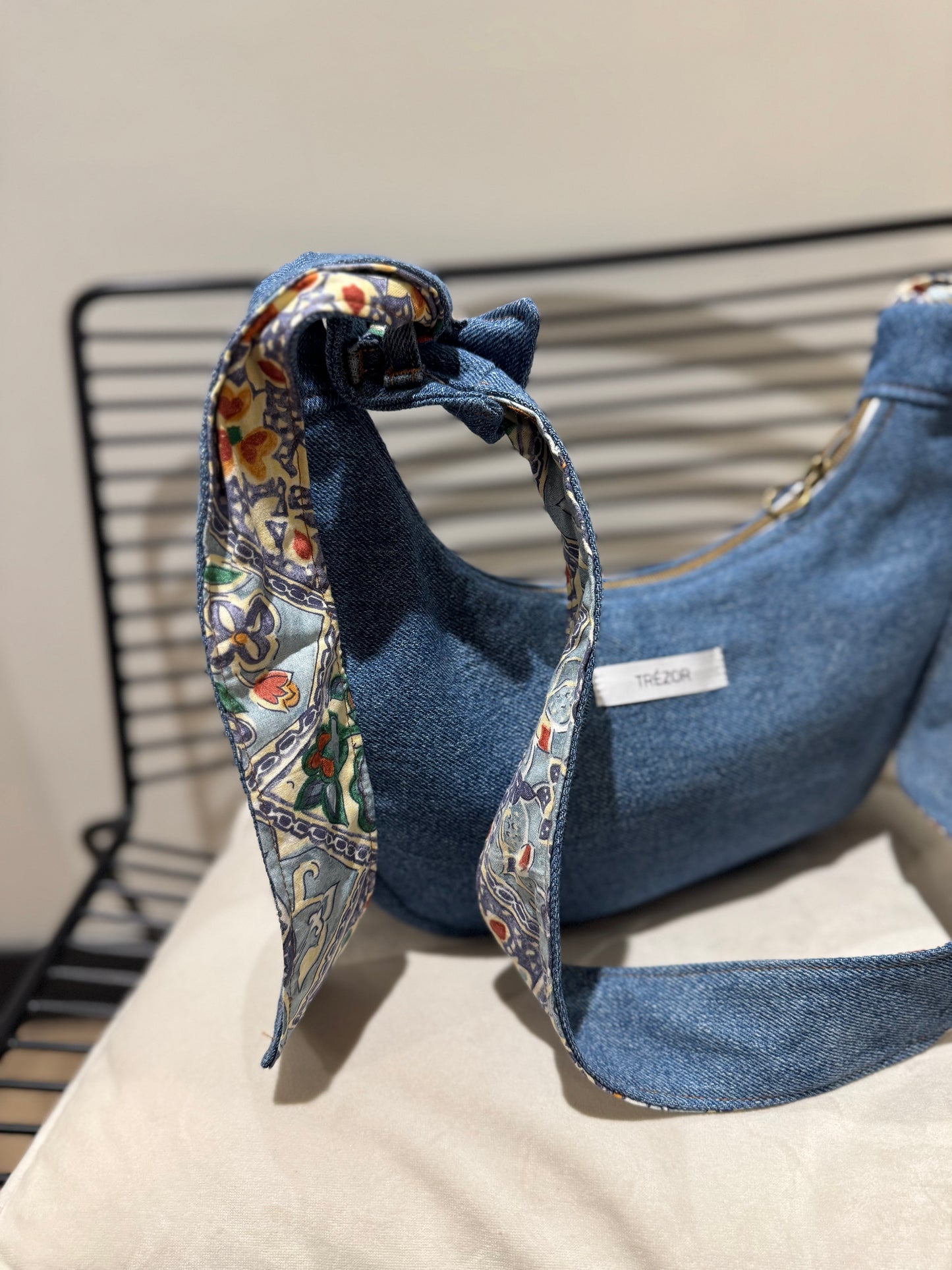 Sac demi-lune en jean upcyclé