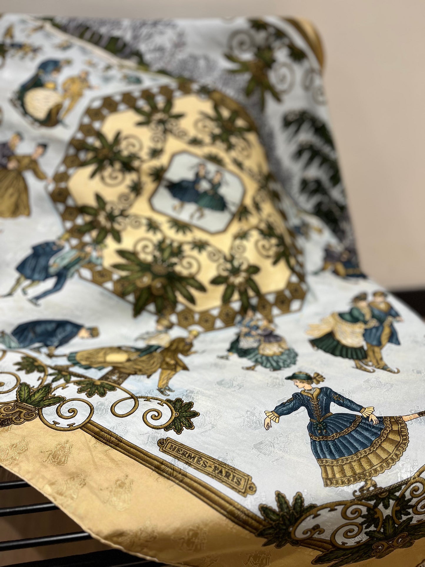 Grand carré de soie « Hermès » vintage