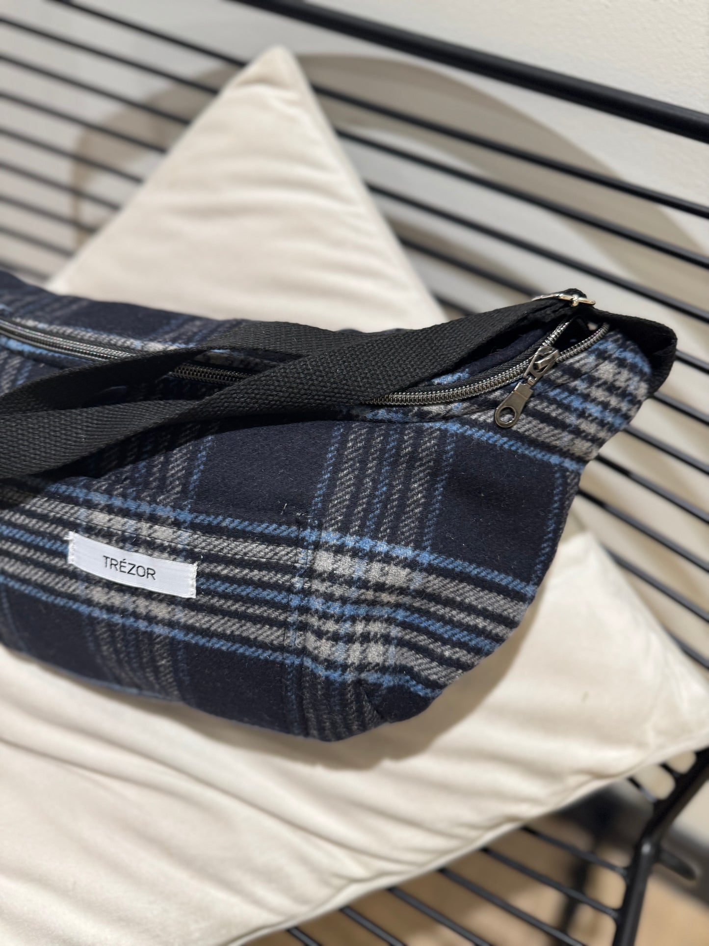 Sac banane en laine upcyclé fait main