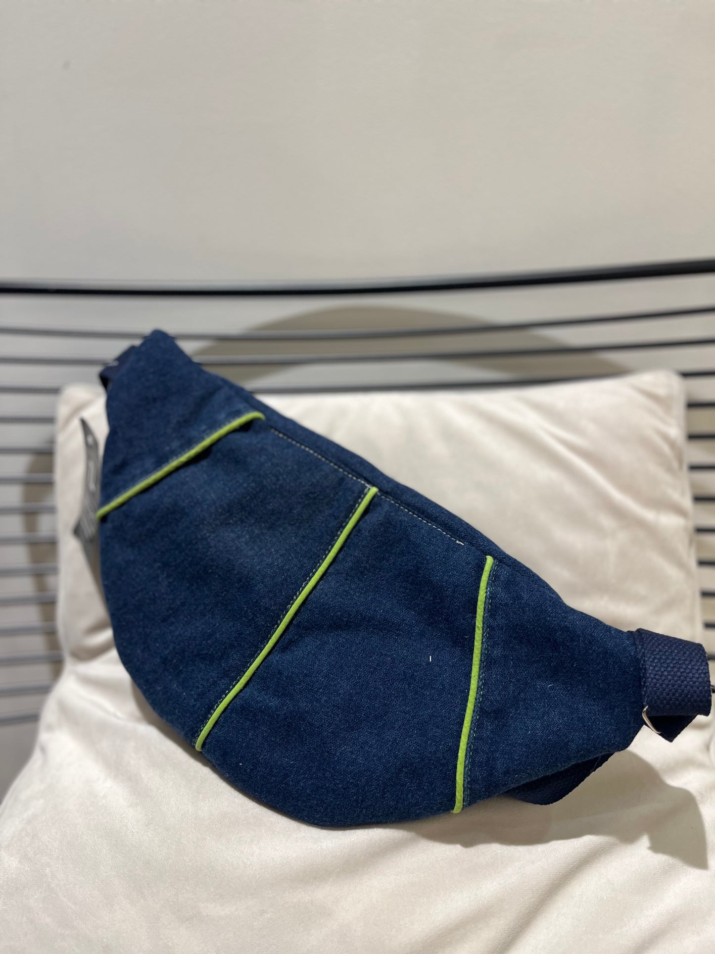 Sac banane en jean upcyclé fait main petit format