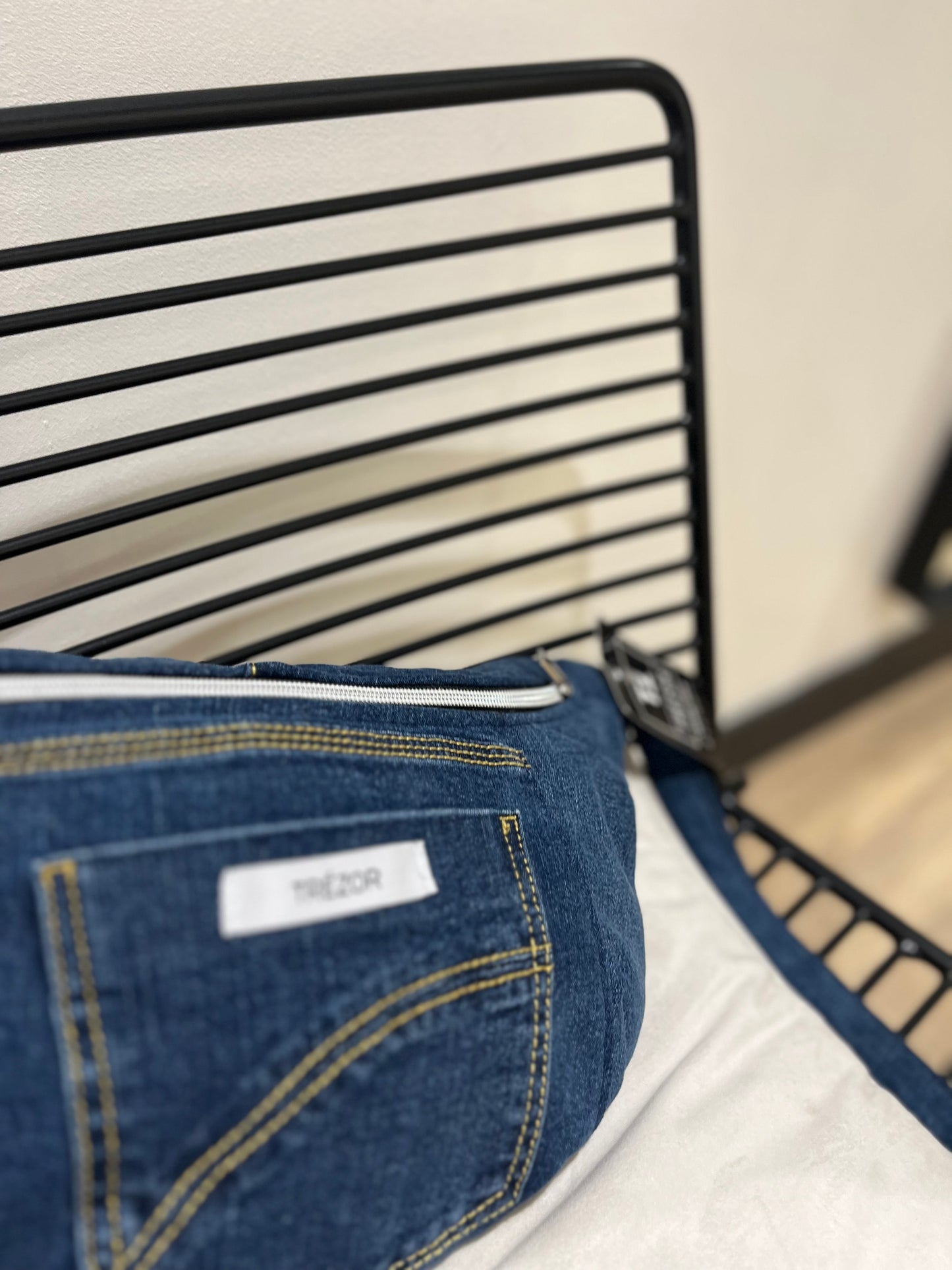 Sac banane fait main en jean brut