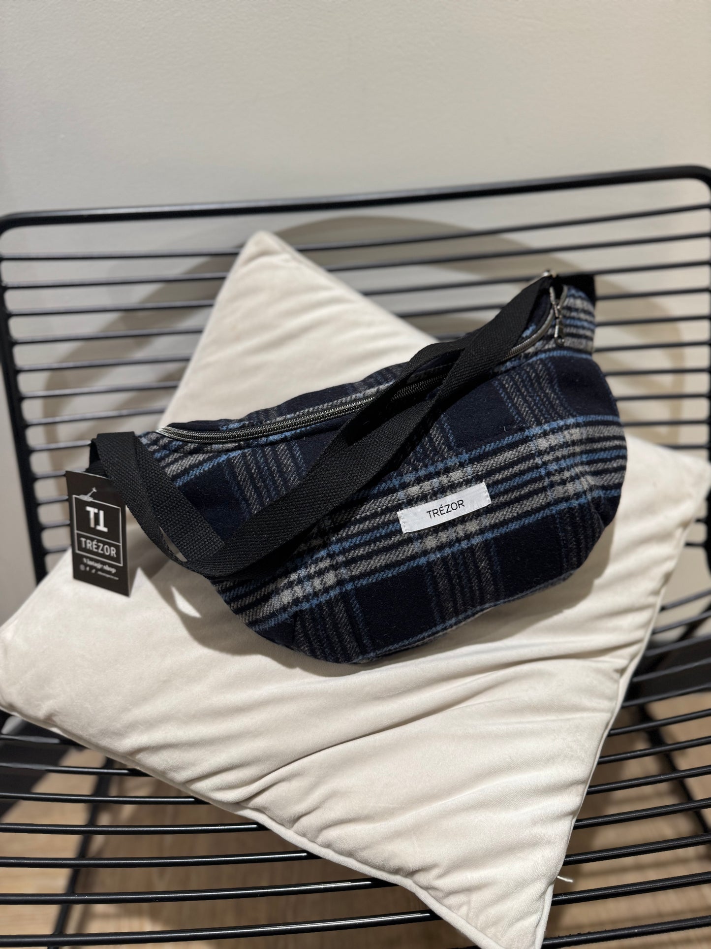 Sac banane en laine upcyclé fait main