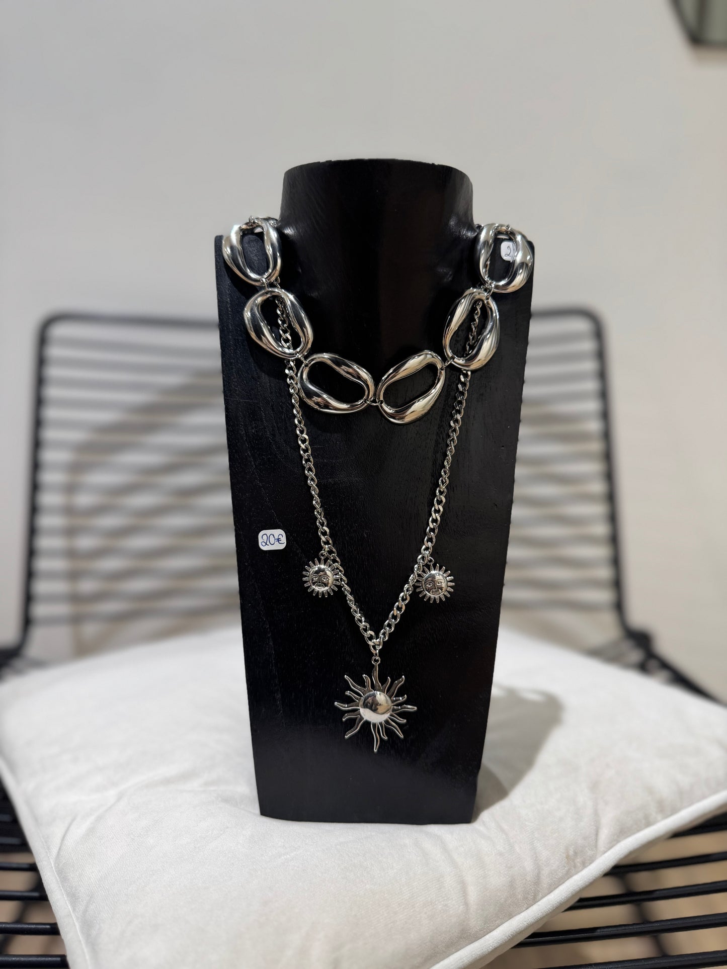 Collier argenté à breloques