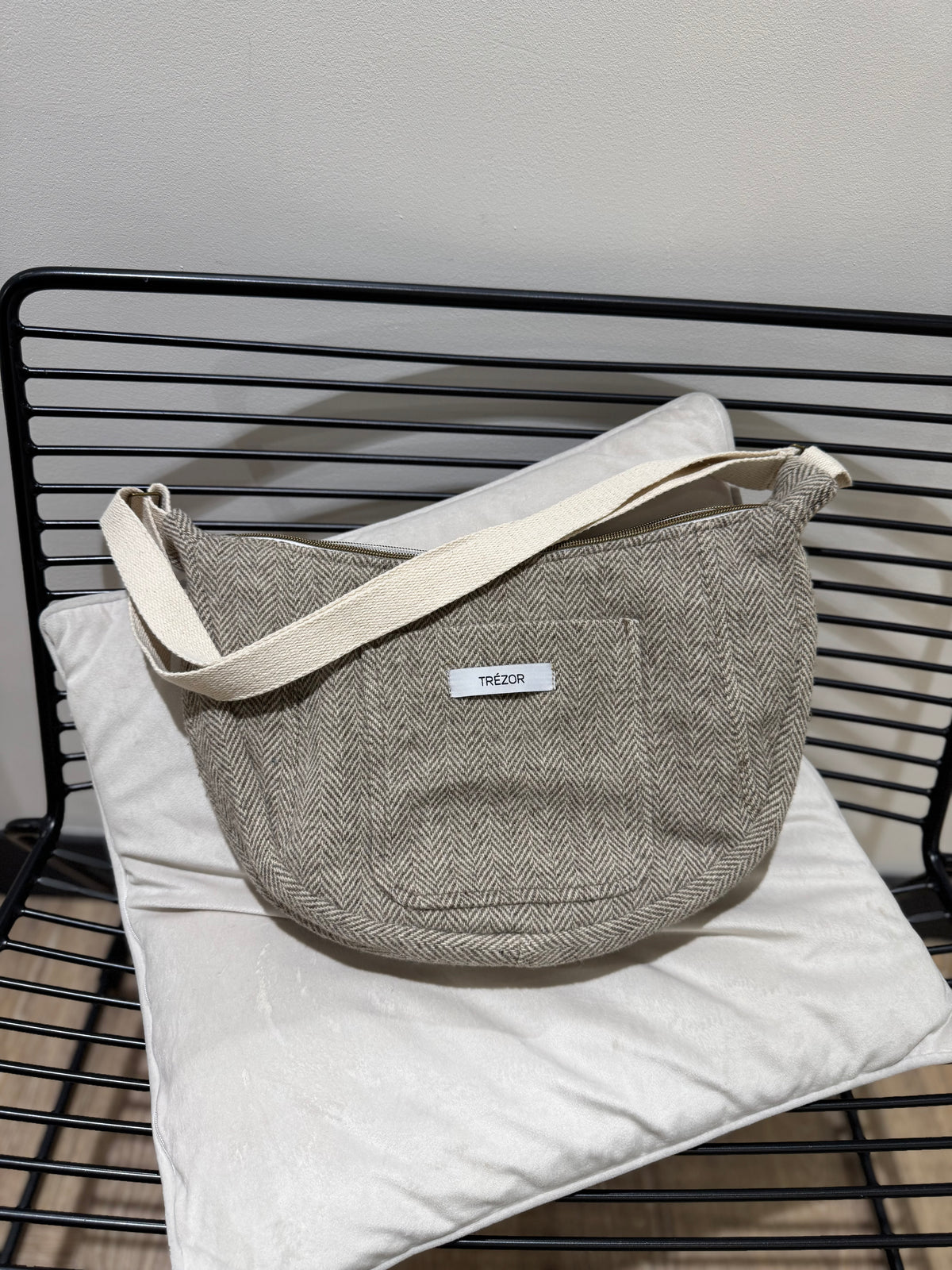 Sac demi-lune upcyclé fait main