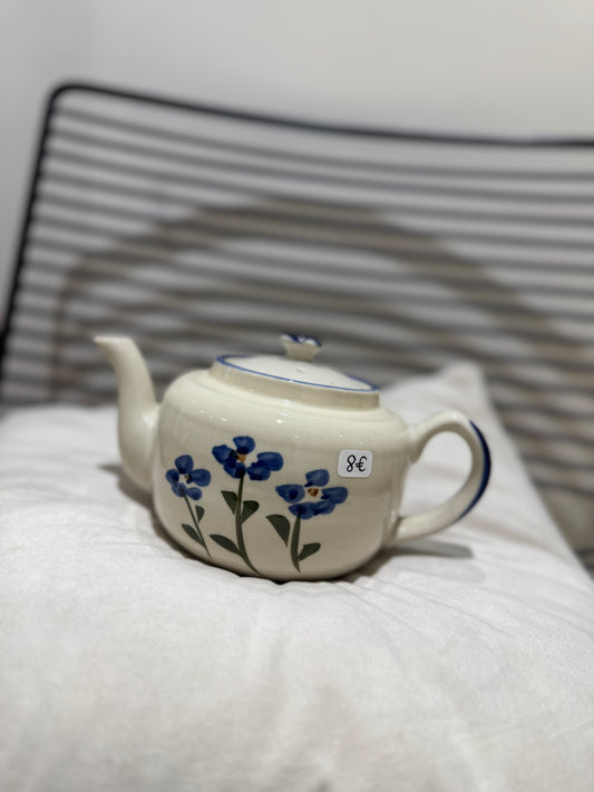 Théière vintage à fleurs