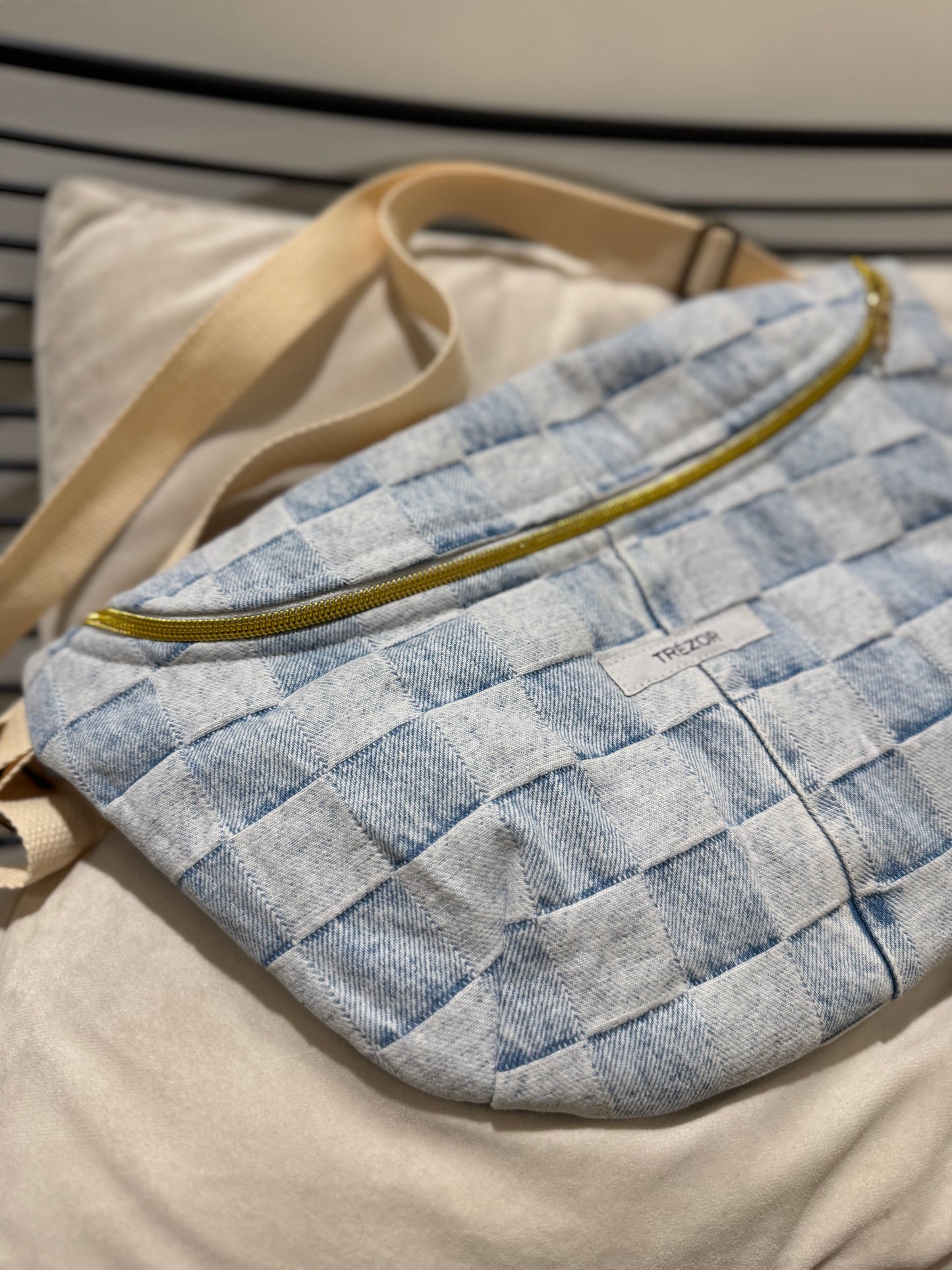 Sac banane en jean upcyclé grand format