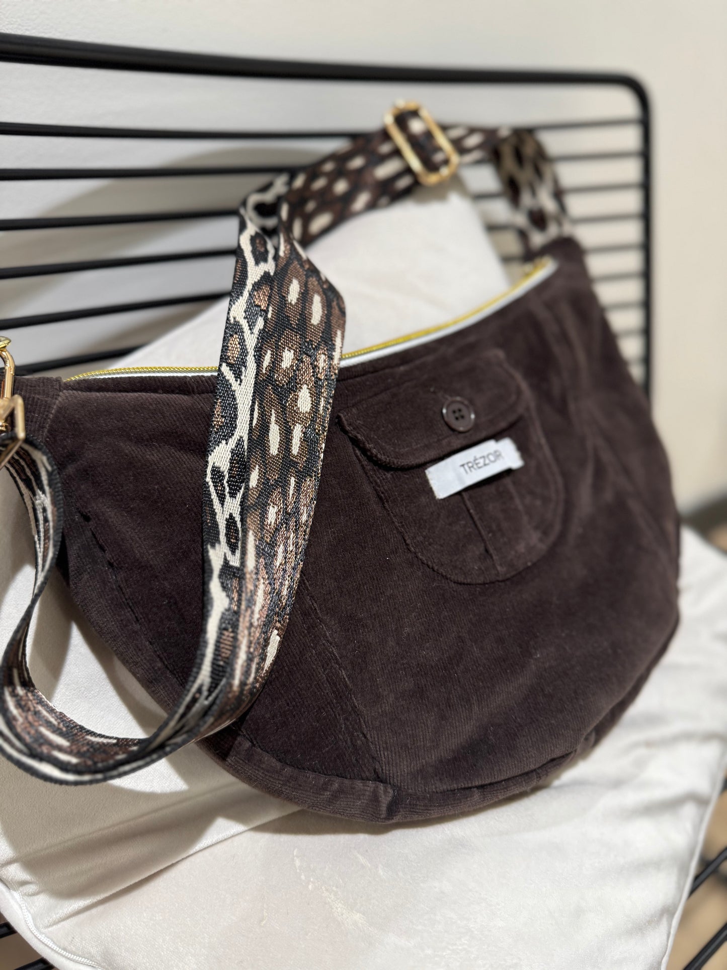 Sac banane demi-lune upcyclé marron velours