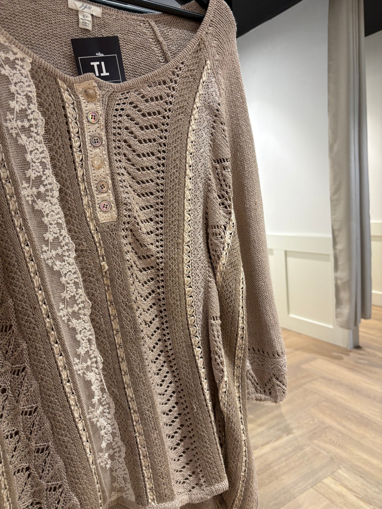 Pull en maille et broderies XXL