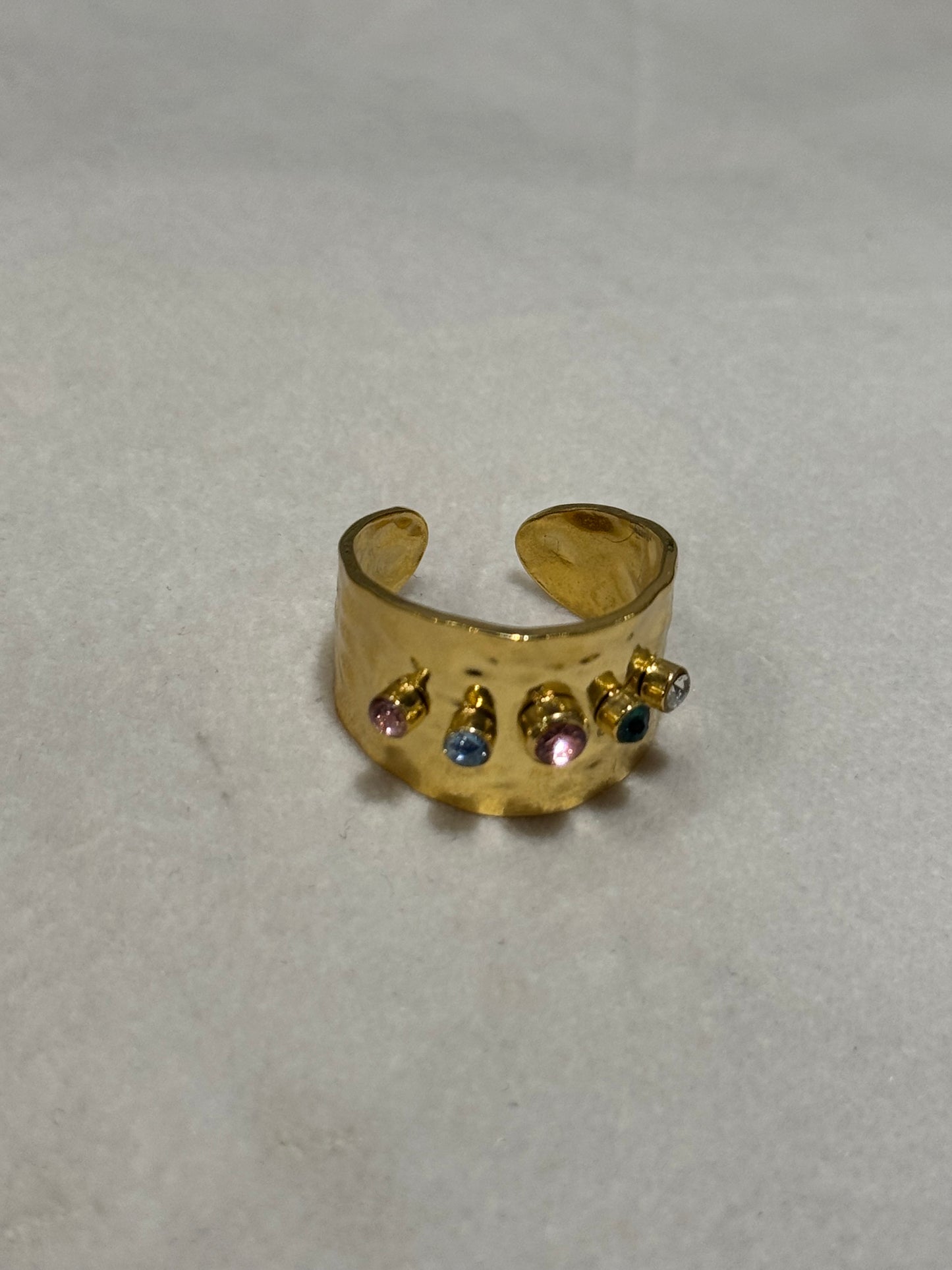 Bague dorée à pierres colorées
