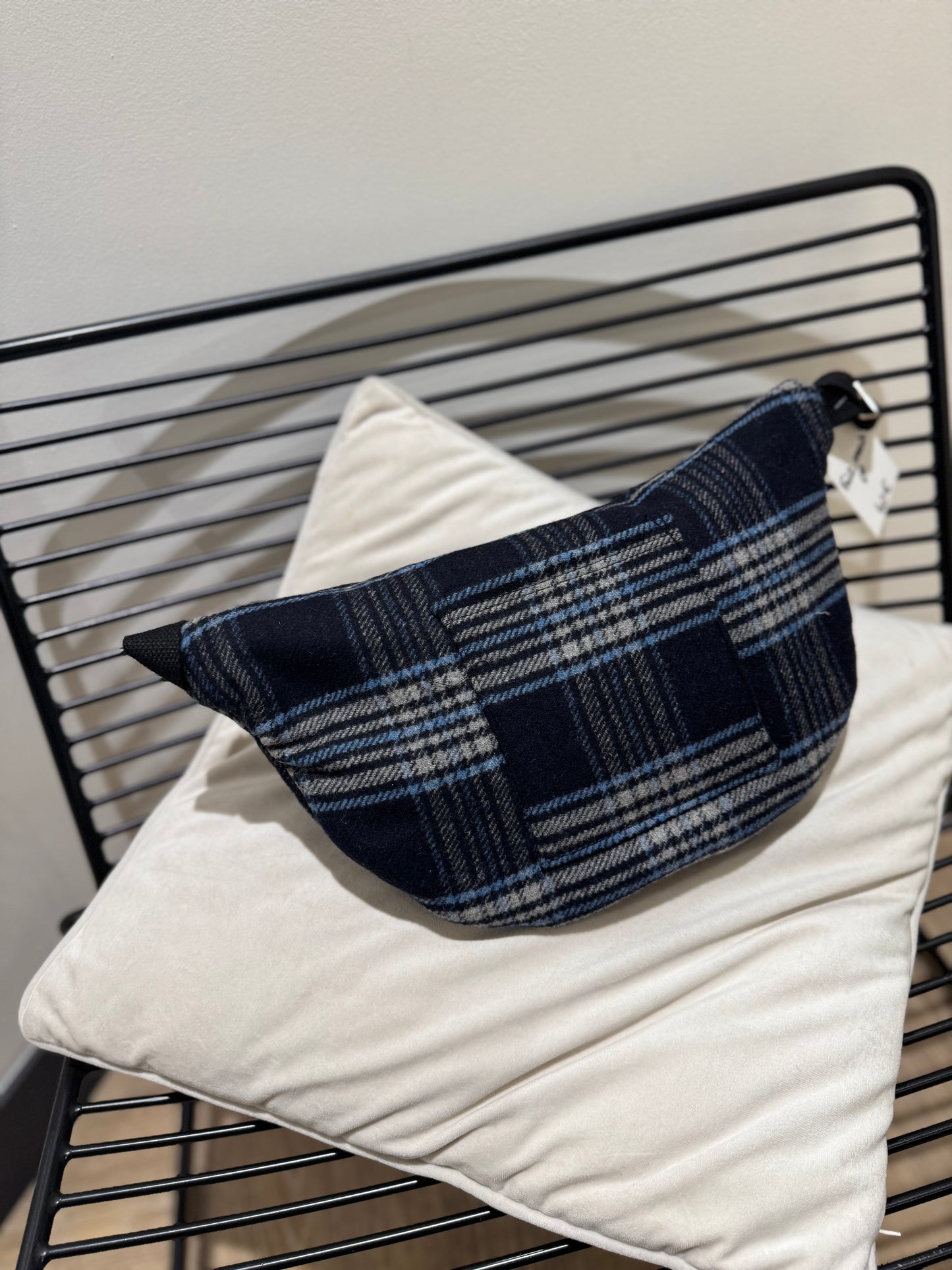 Sac banane en laine upcyclé fait main