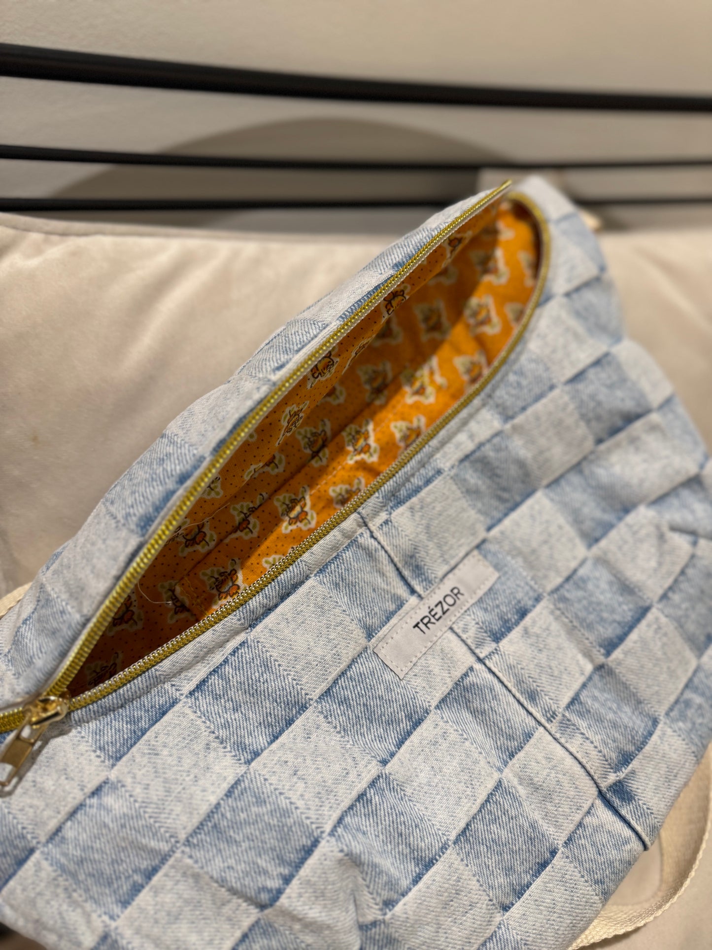 Sac banane en jean upcyclé grand format