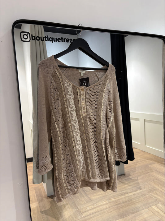 Pull en maille et broderies XXL