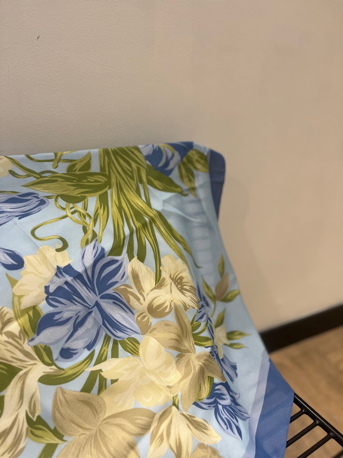 Foulard à motifs fleurs